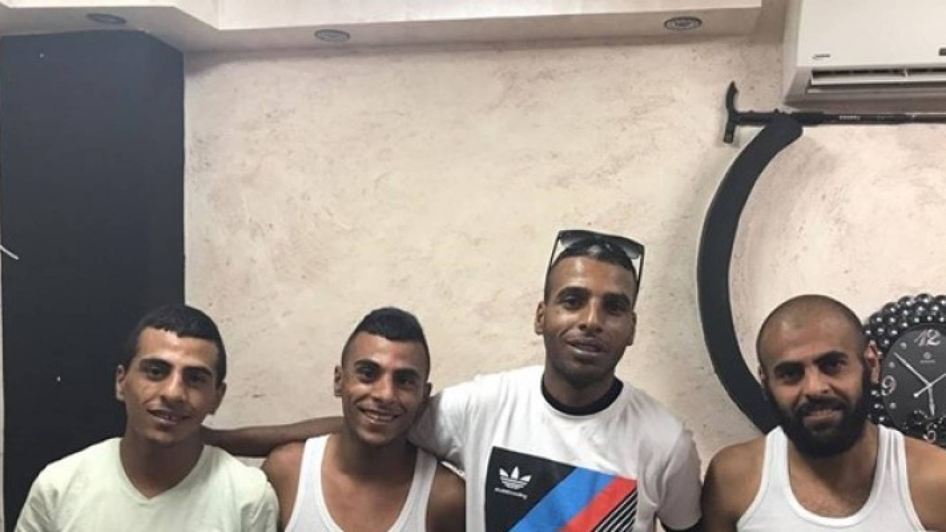 الاحتلال يبعد 4 أشقاء مقدسيين عن الأقصى 