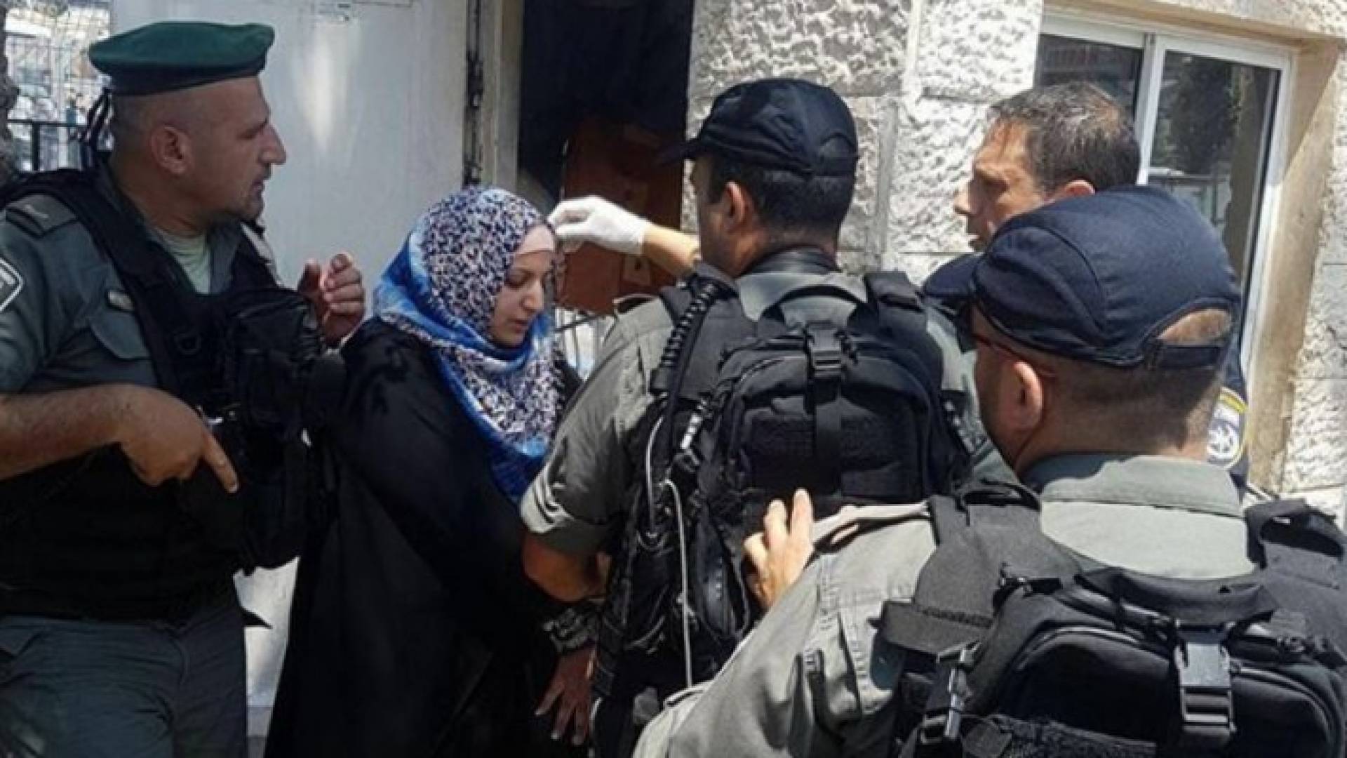 لحظة اعتقال قوات الاحتلال لسيدة فلسطينية، بزعم طعنها مستوطنا "حارس امن".