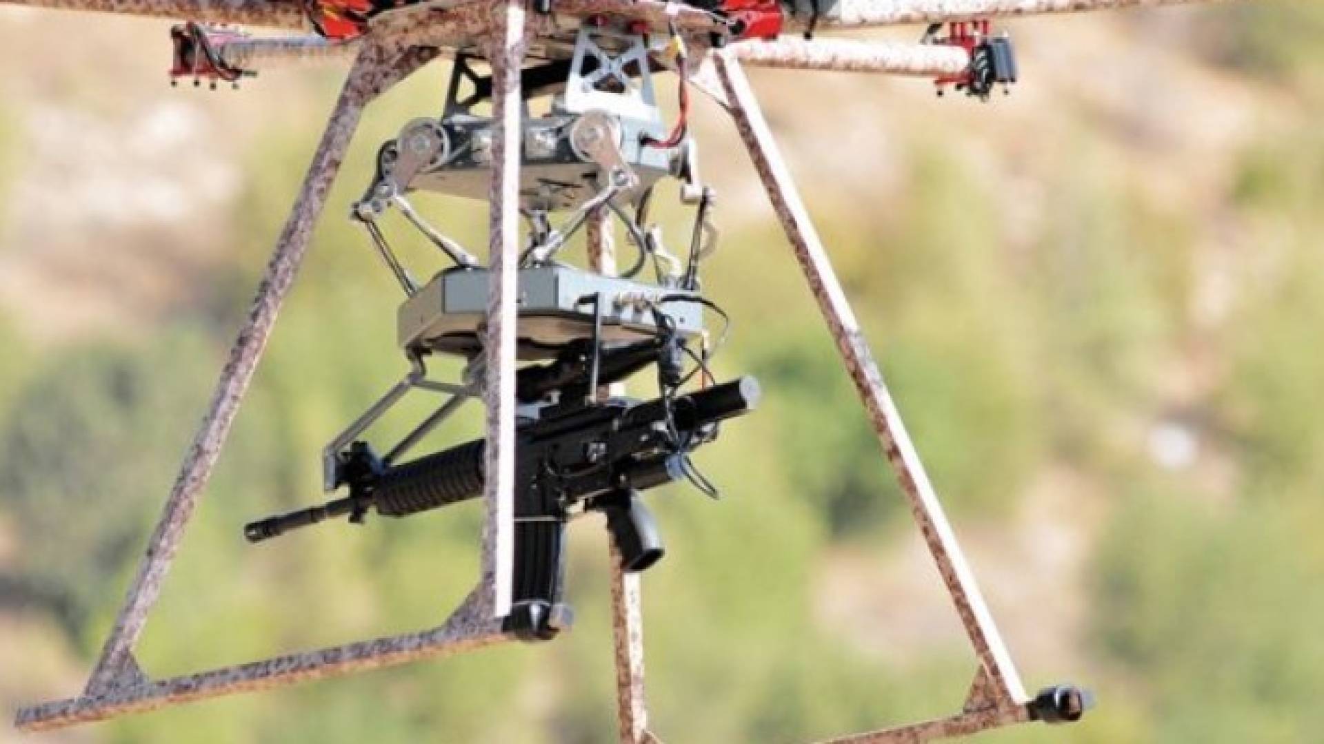 الكشف عن طائرة صغيرة بدون طيار تطلق النار على الهدف أثناء التحليق