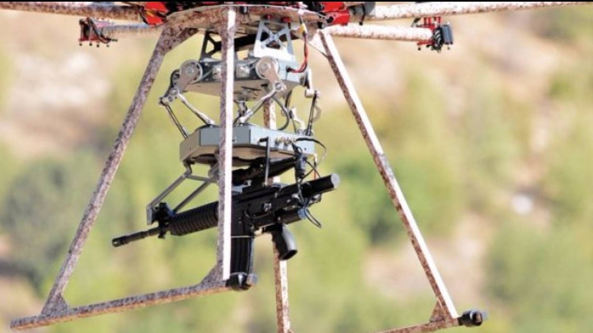 طائرة بدون طيار يمكنها تحديد الهدف وإطلاق النيران عليه أثناء الطيران