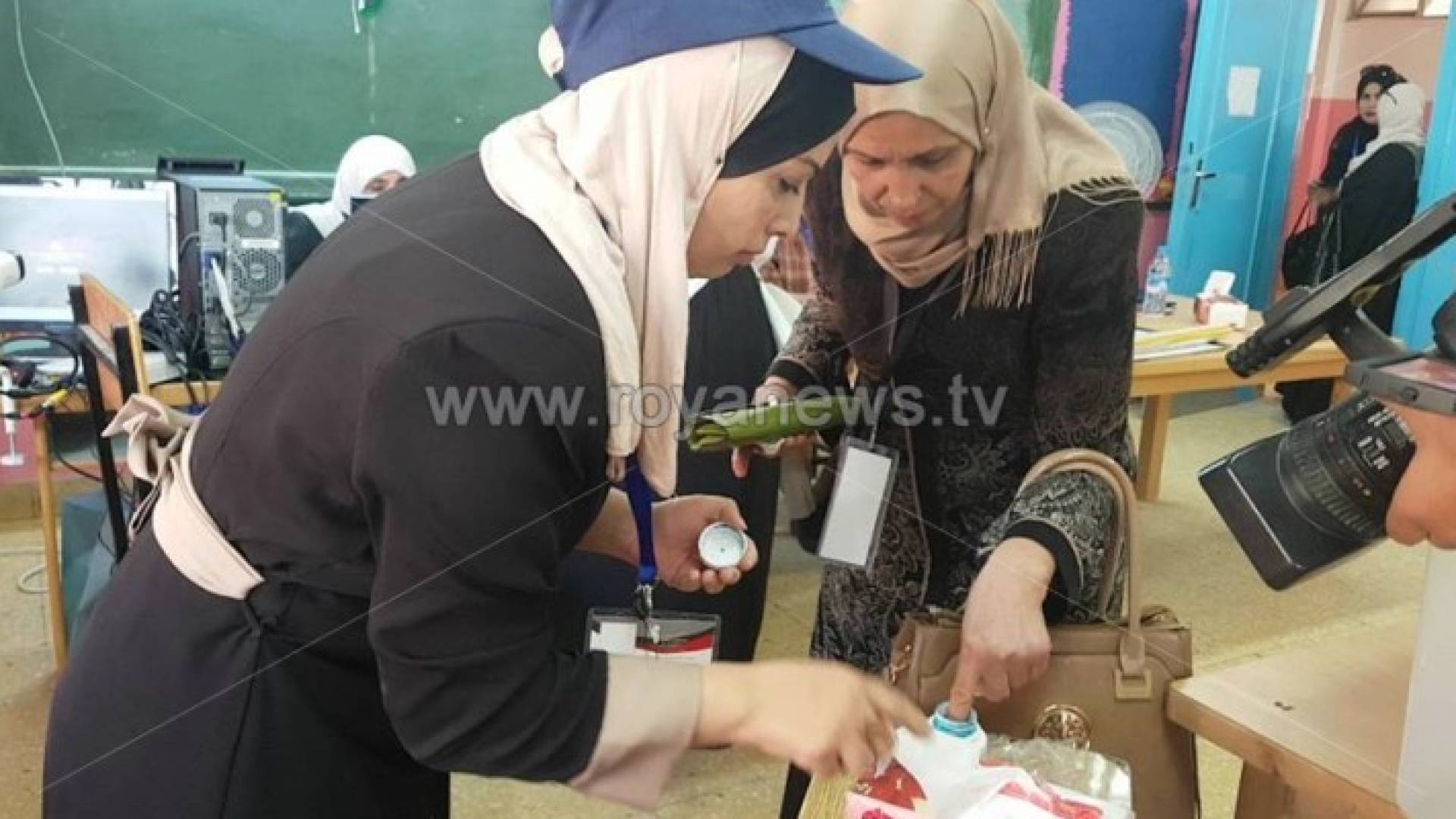 من احد مراكز الاقتراع