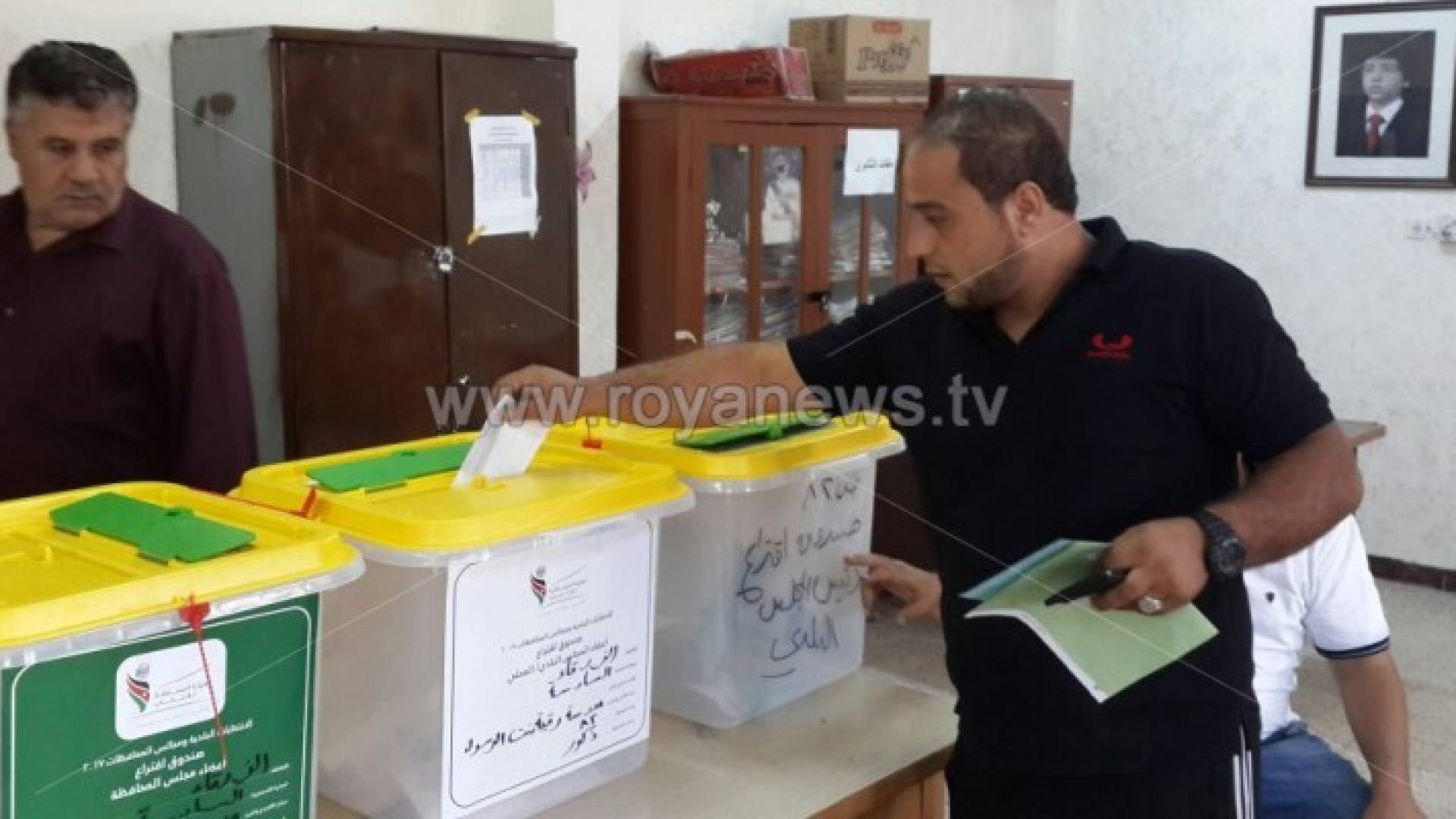 الصورة من احد مراكز الاقتراع في الزرقاء