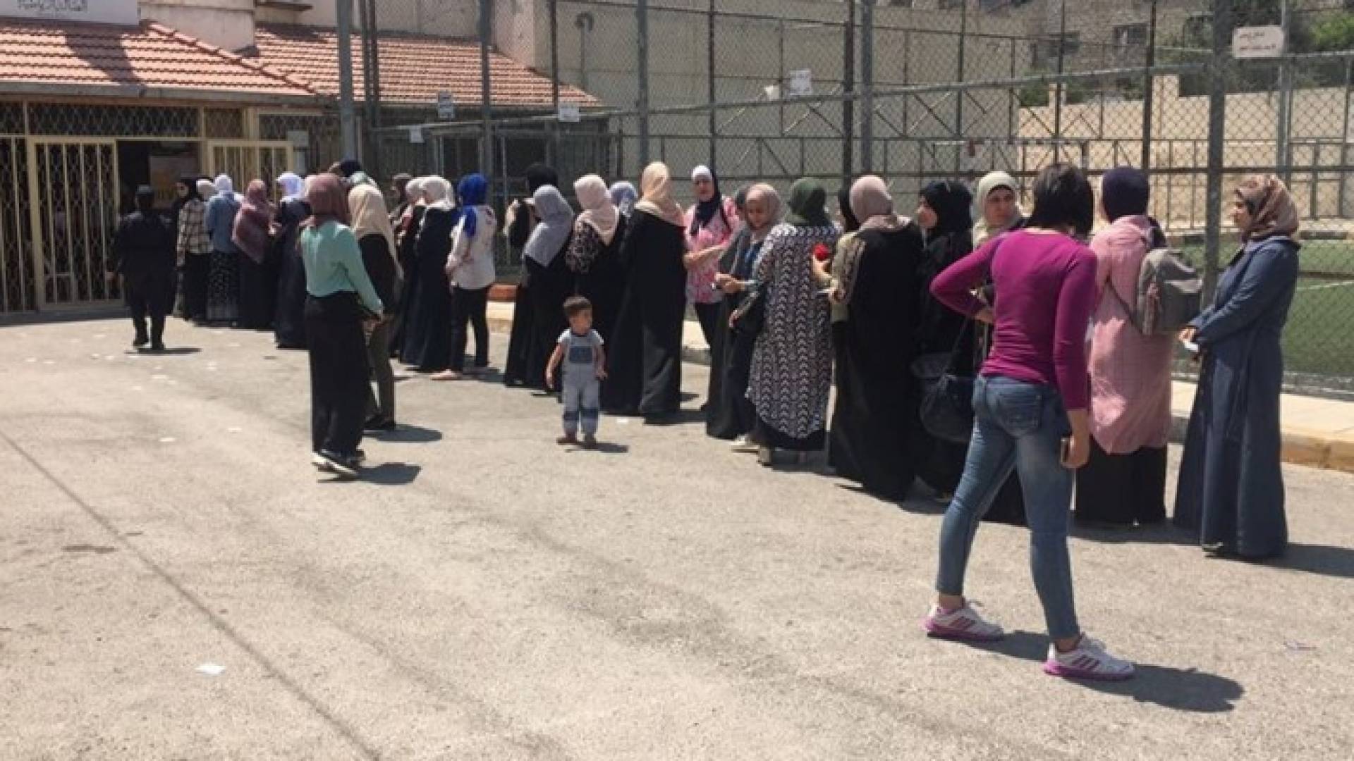 جانب من عملية الاقتراع في إربد 