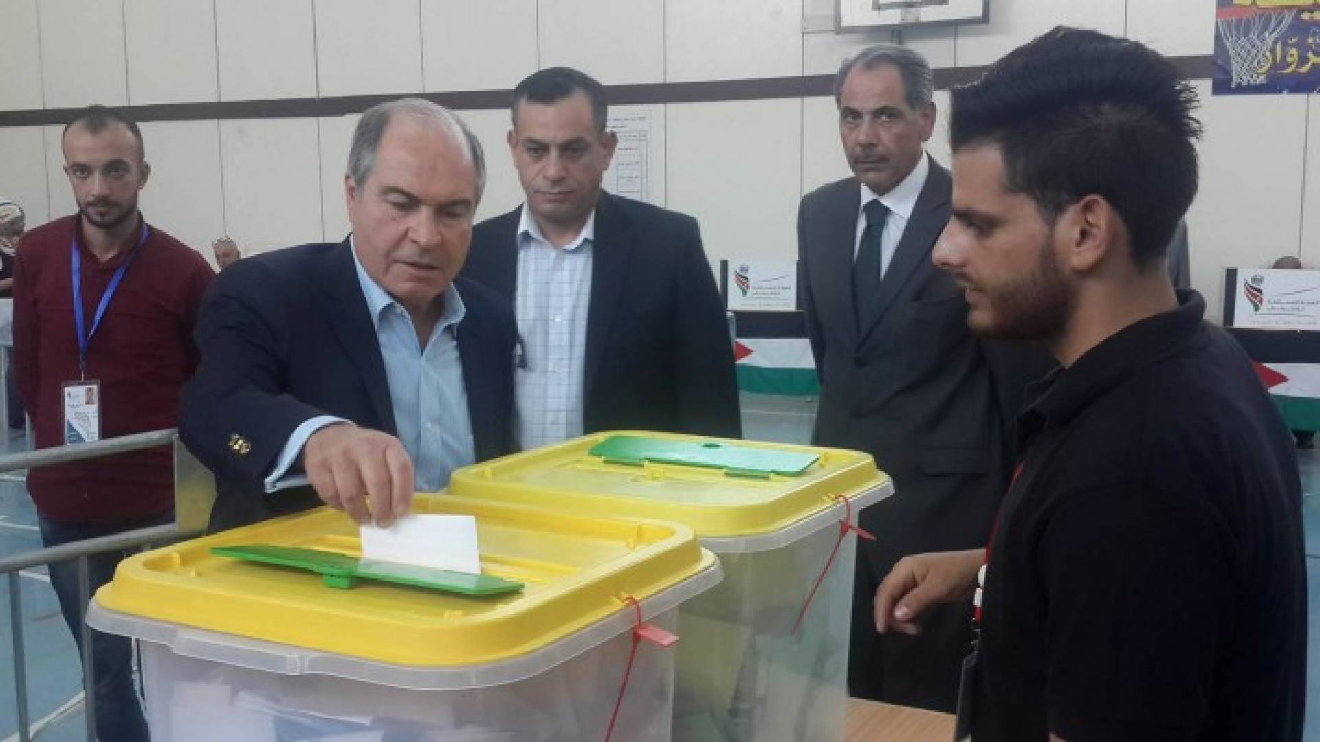 الملقي يدلي بصوته 