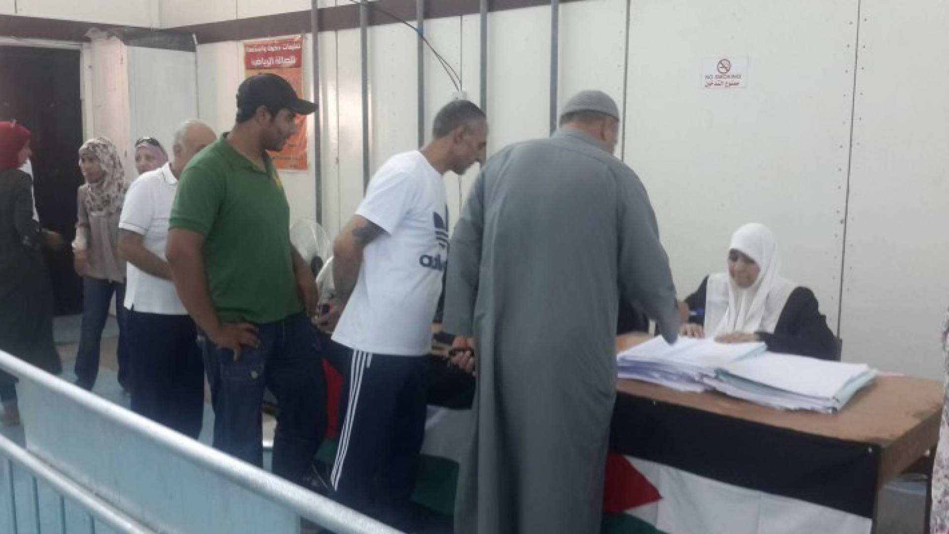 الصورة من احد مراكز الاقتراع 