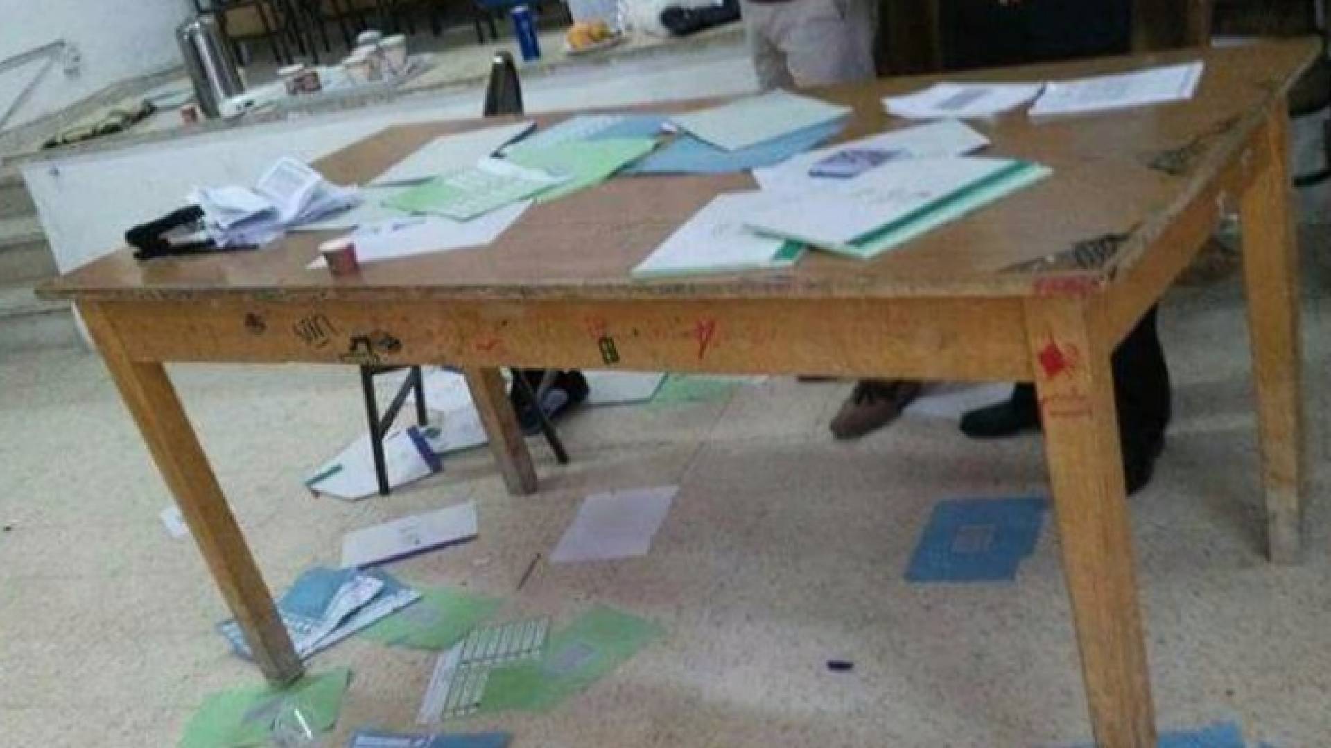 جانب من الاعتداء على صناديق الاقتراع في الموقر 