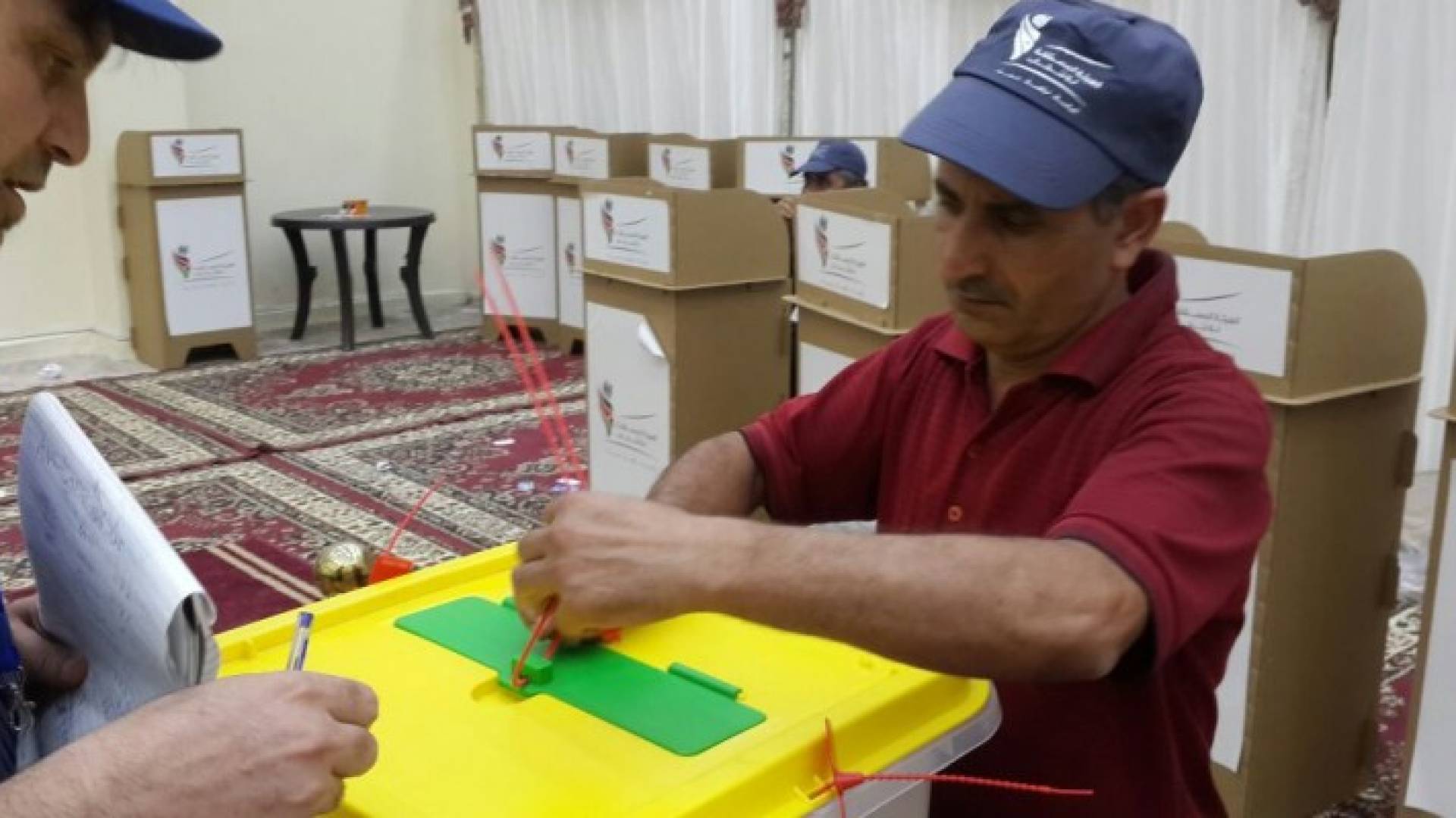 جانب من عملية الاقتراع 