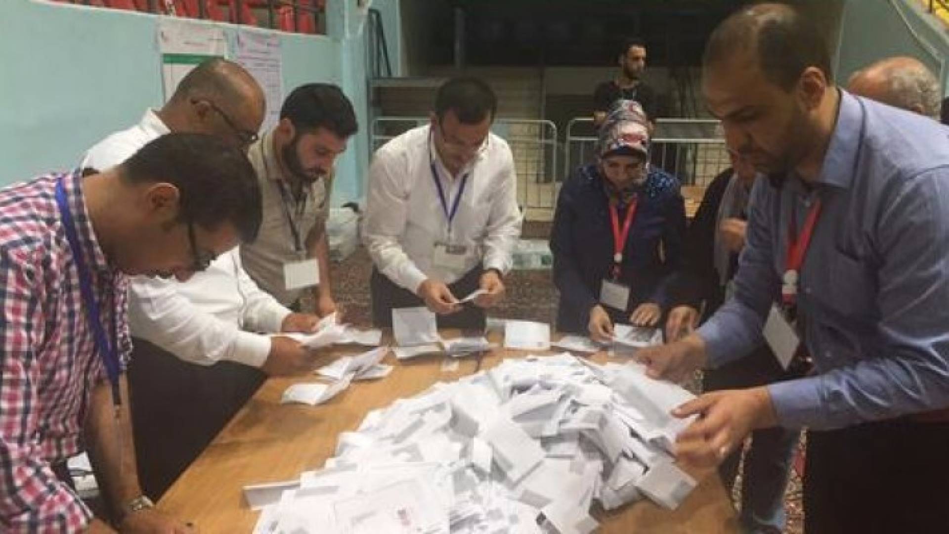 عملية فرز في احدى قاعات الاقتراع بالمملكة 