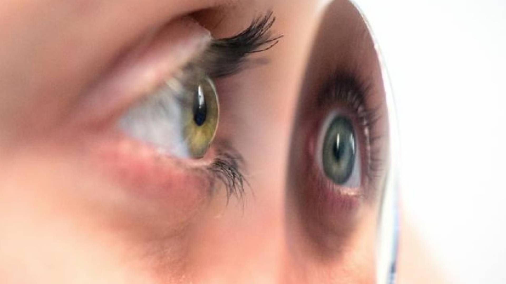 يمكن محاربة الهالات السوداء بواسطة عسل النحل، وذلك لأنه يزخر بمواد فعالة تتمتع بتأثير مثبط للالتهابات