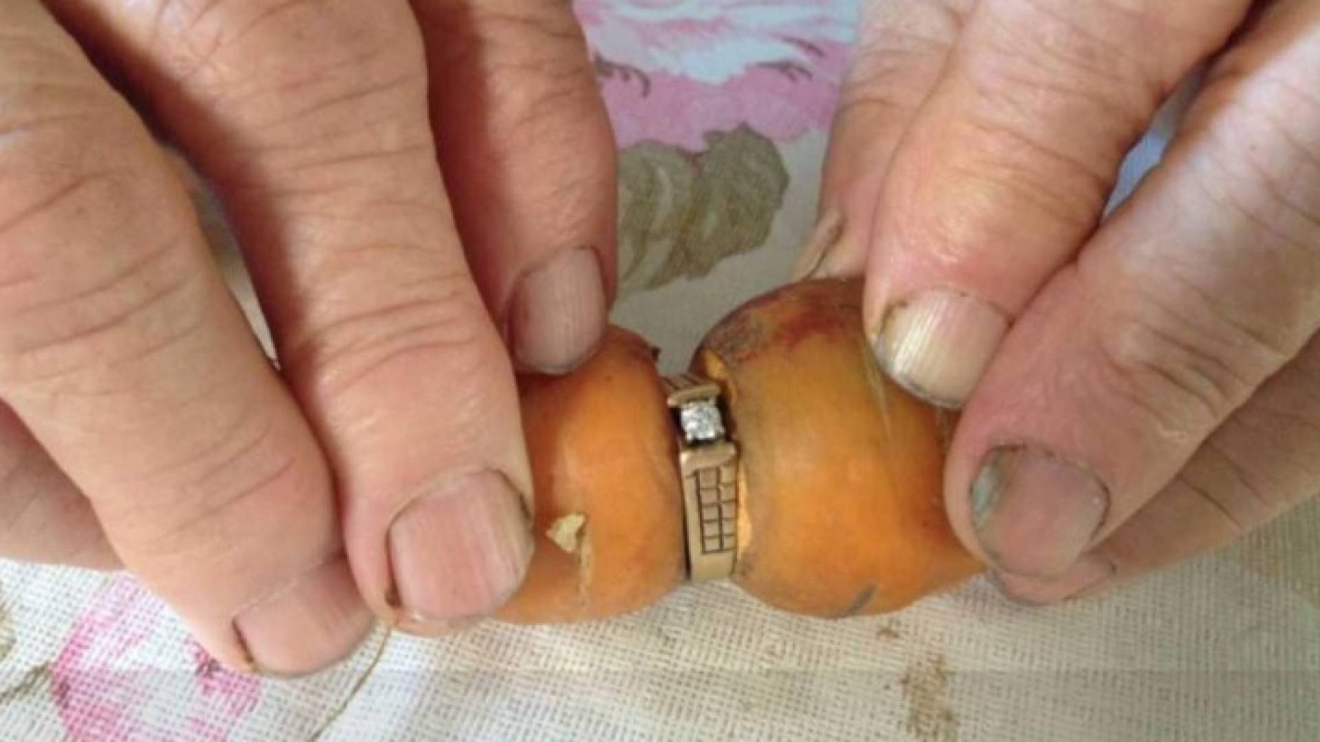 الخاتم وقد نمت داخلة جزرة