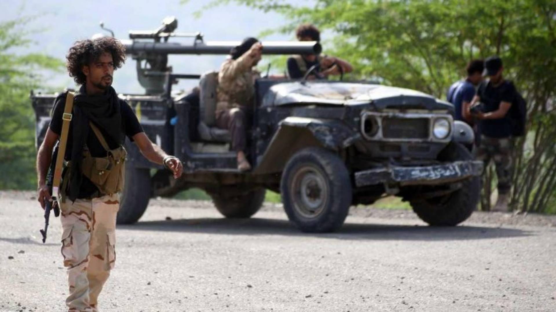 أفراد من القوات الشرعية في تعز جنوبي اليمن.