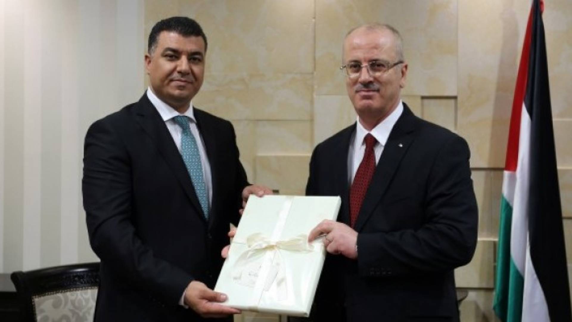 عباس والحمد الله يلتقيان وزير الزراعة الحنيفات