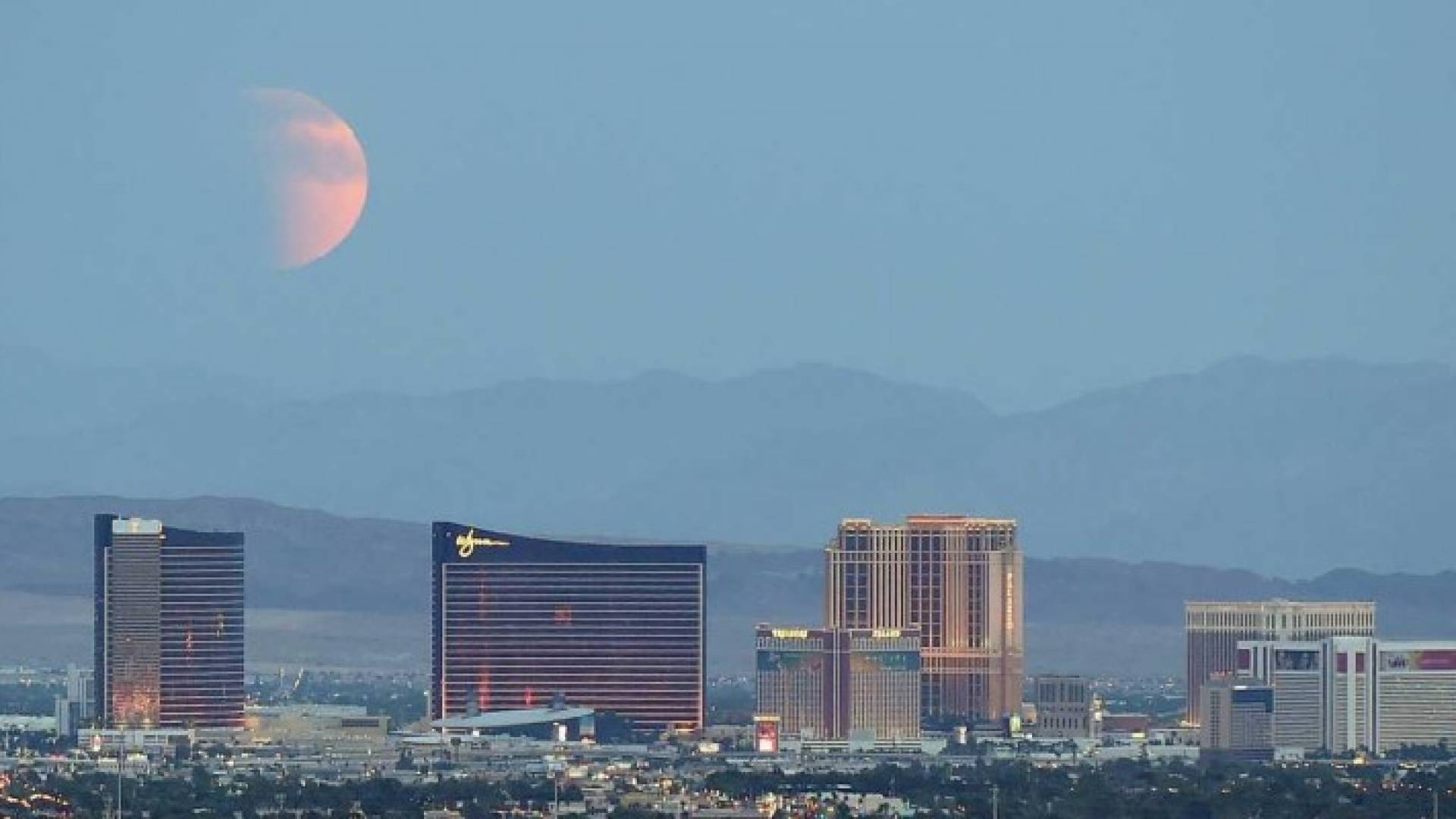 أغلب الموظفين يخرجون لمتابعة الكسوف