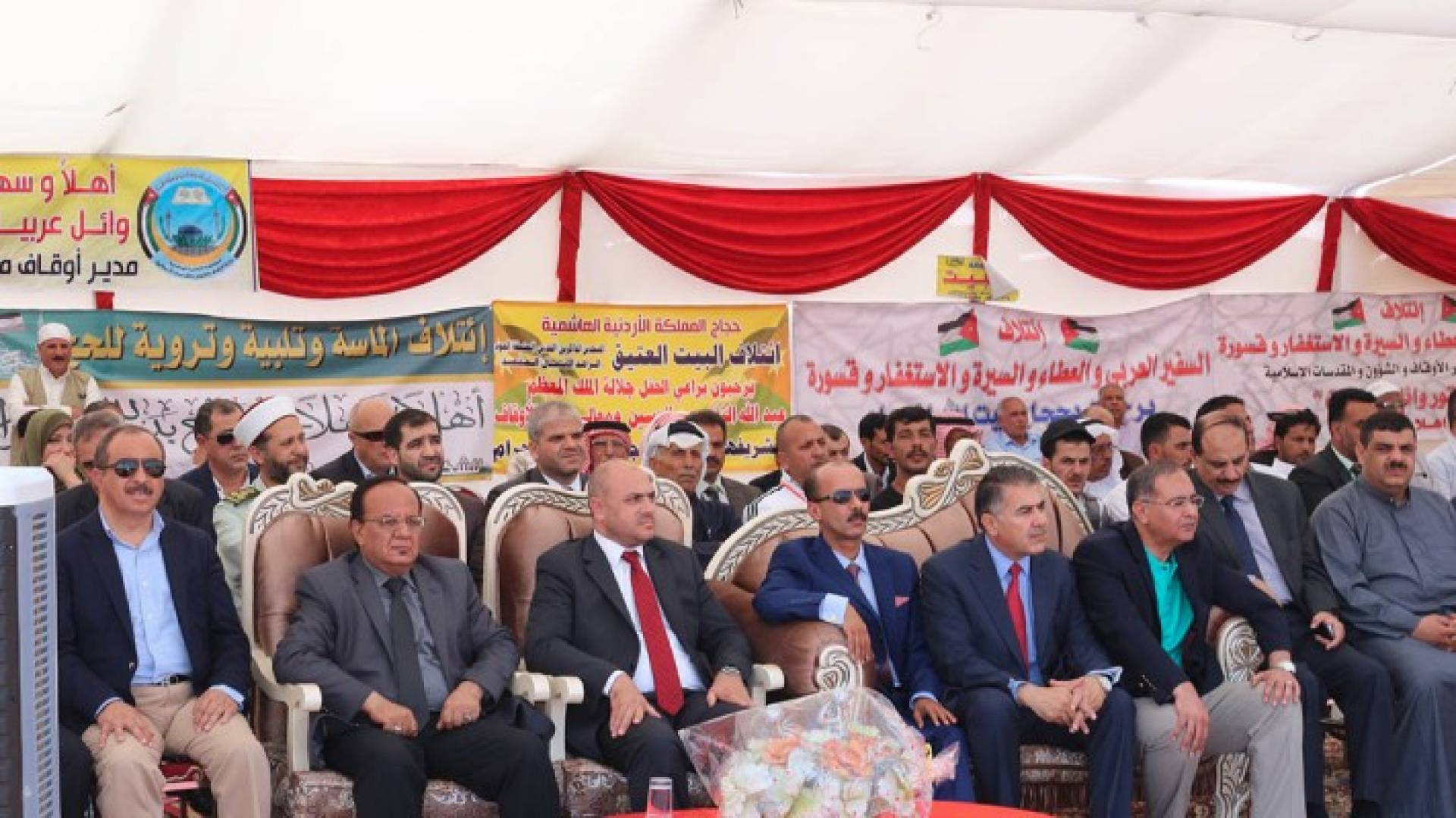 مندوبا عن الملك وزير الاوقاف يودع القافلة الاولى للحجاج الاردنيين