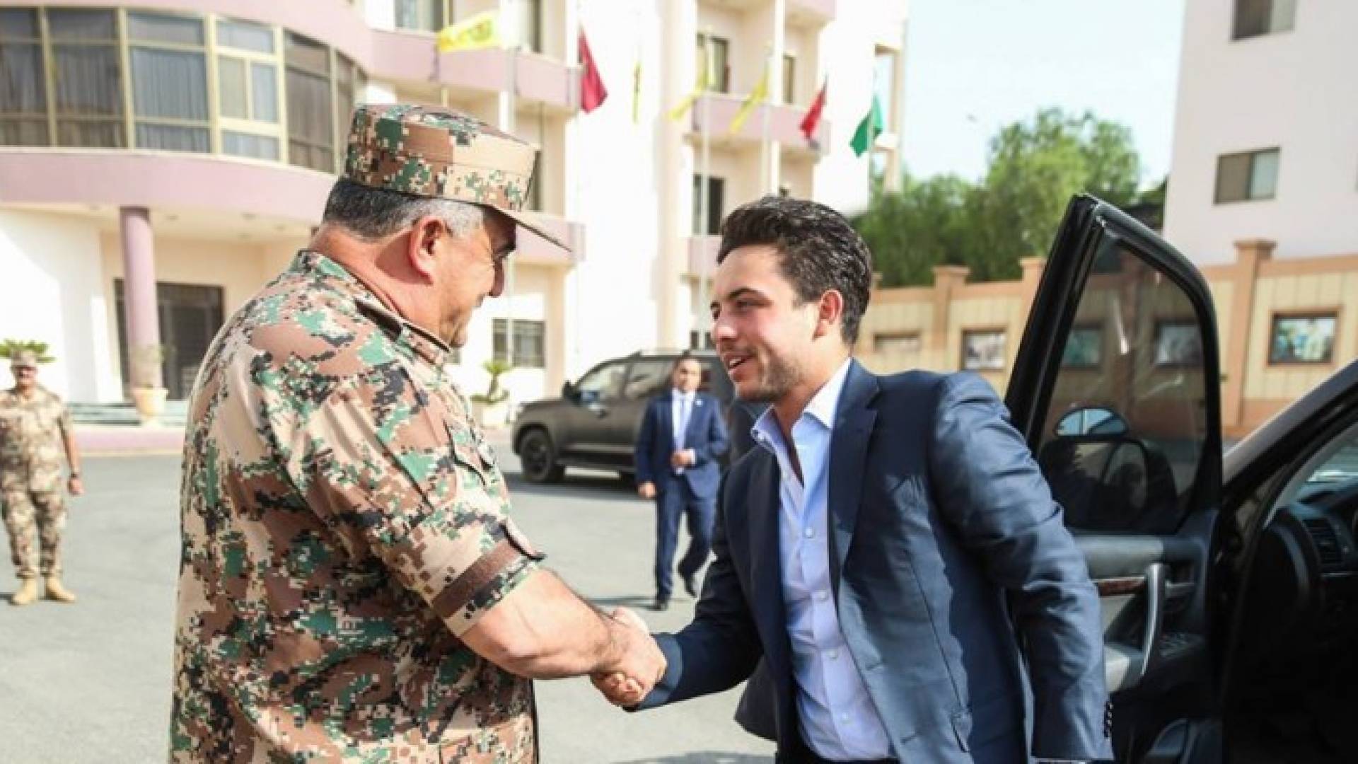 ولي العهد يزور القيادة العامة للقوات المسلحة