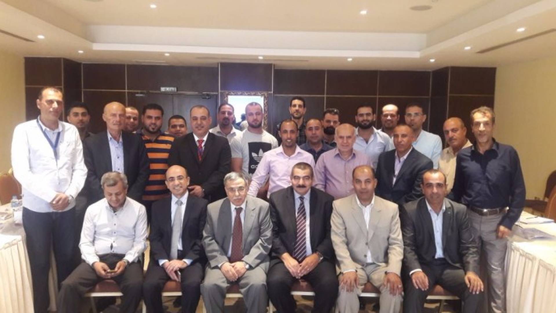 مجموعة من المشاركين في الندوة