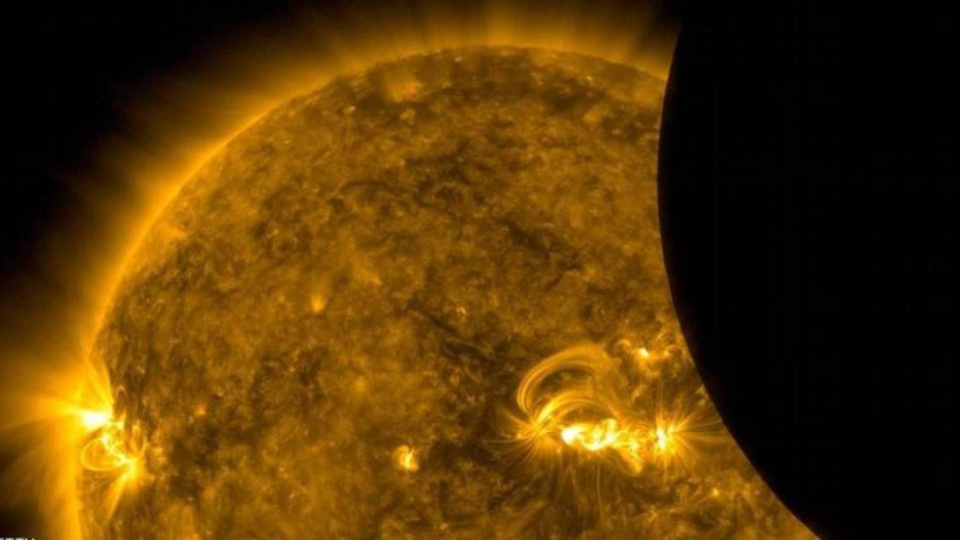 صورة للقمر عند عبوره أمام الشمس التقطها قمر صناعي 