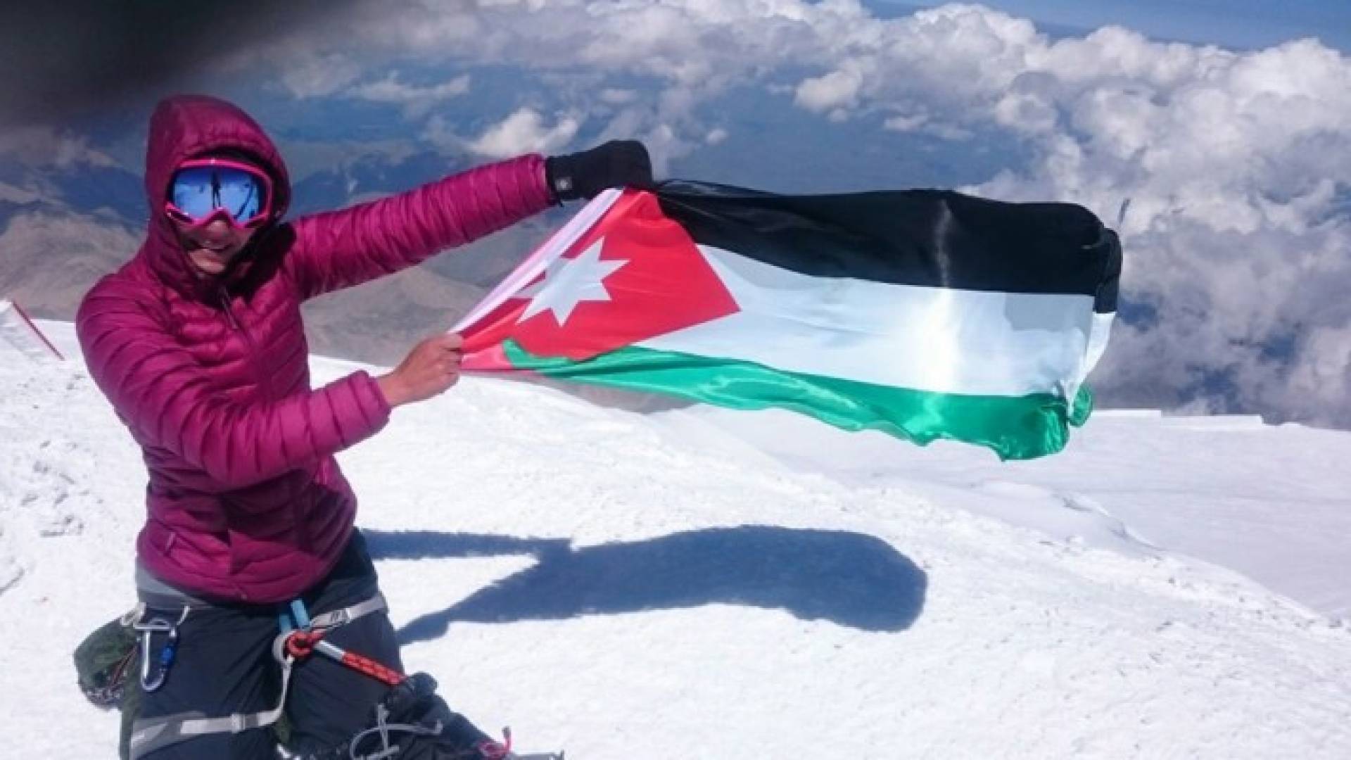 متسلقة اردنية ترفع العلم الاردني على قمة جبال القفقاس