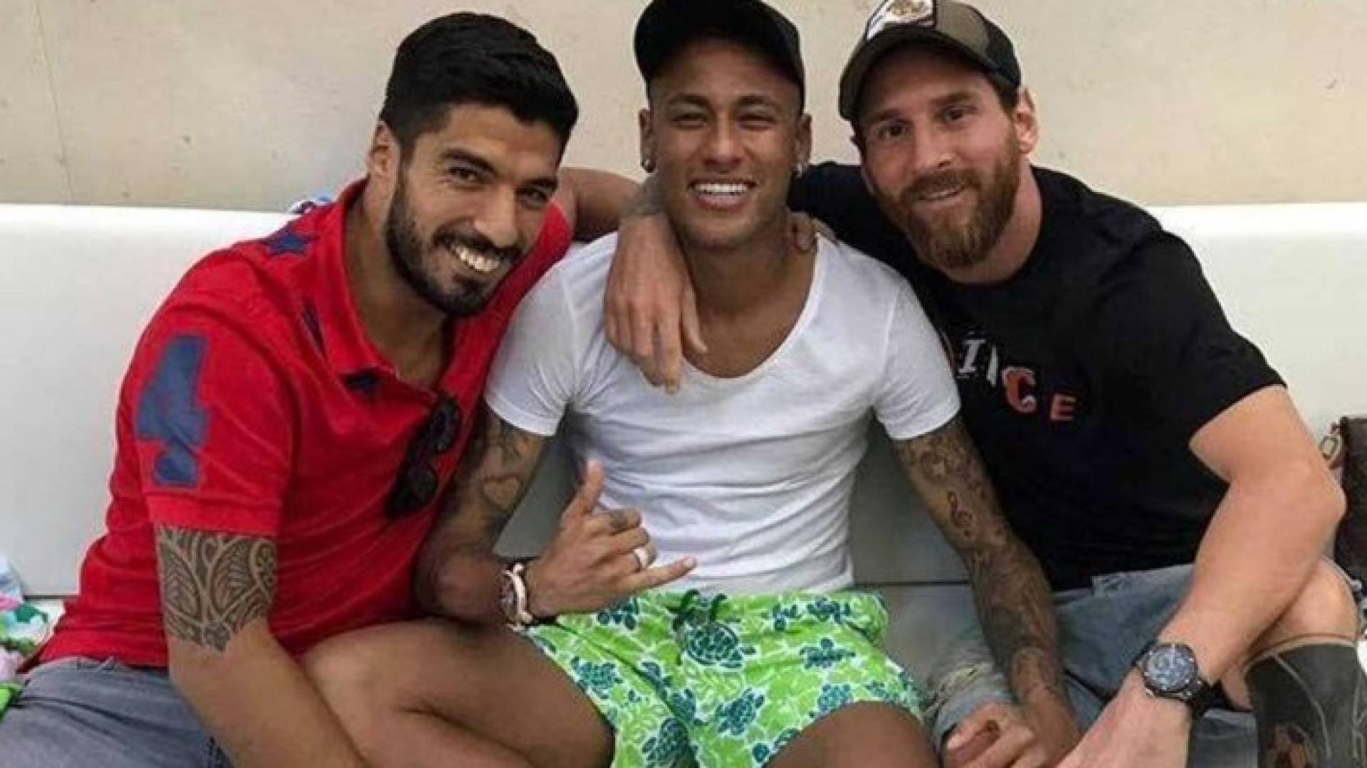 ميسي نشر صورته مع نيمار وسواريز