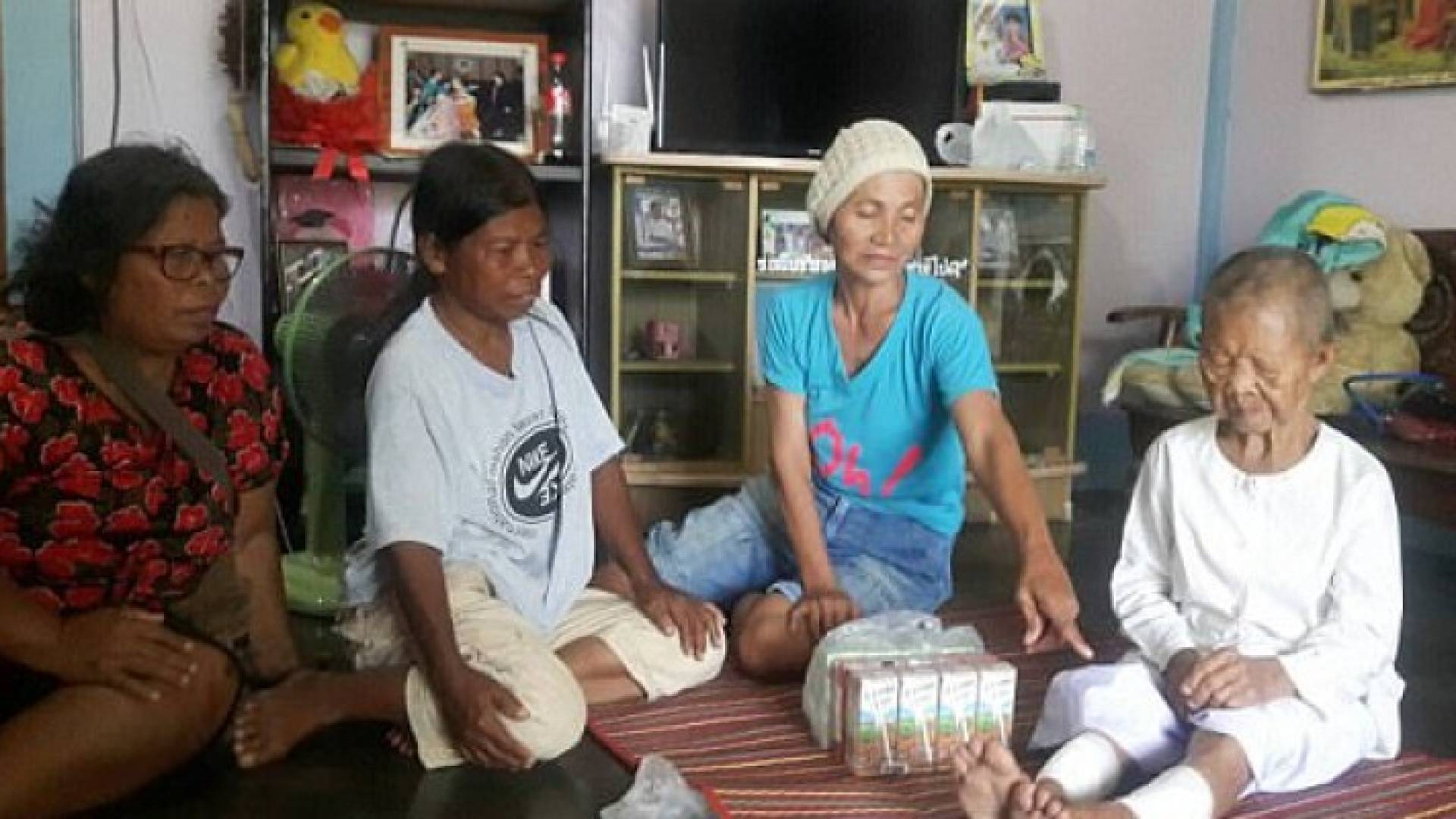 الراهبة فريل تشين دارشان (يمين)