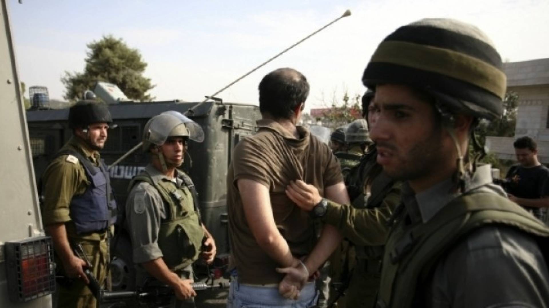 قوات الاحتلال تعتقل فلسطينيين 