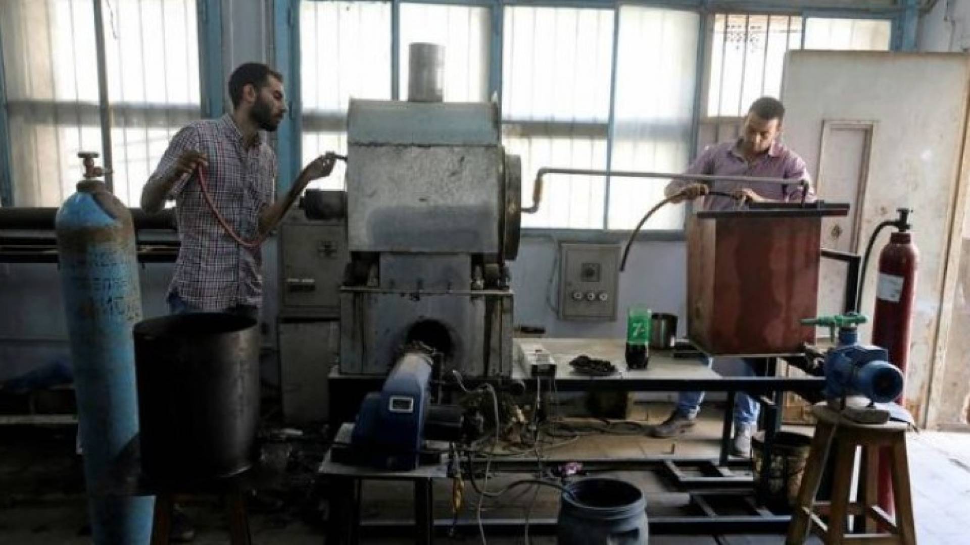 طلاب مصريون ينتجون وقودا من إطارات السيارات المستعملة