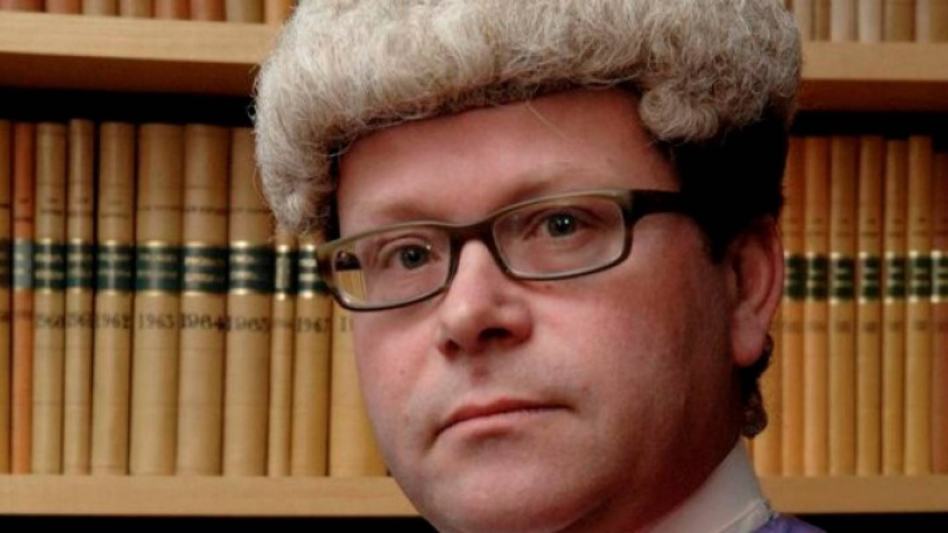 قاض بريطاني يعاقب رجلا شتمه داخل المحكمة