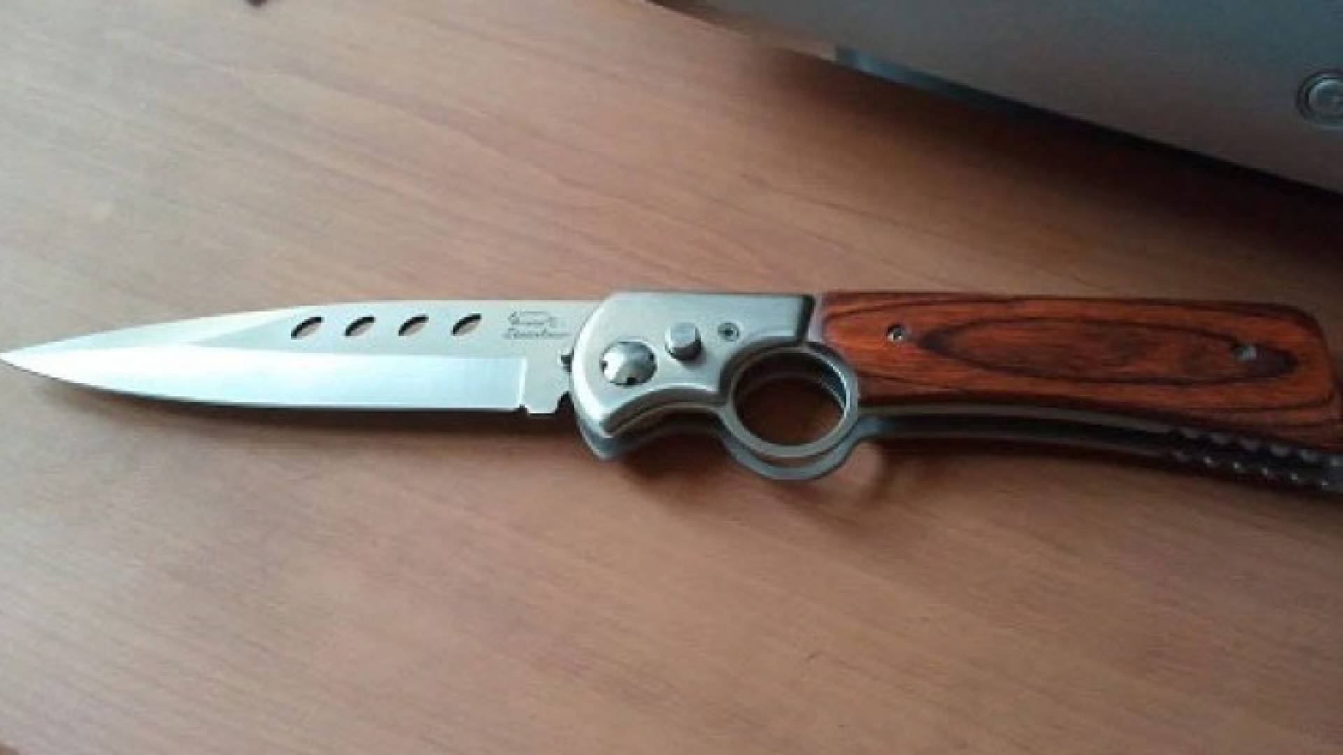 أصيب الرجل بأداة حادة بوجهه 