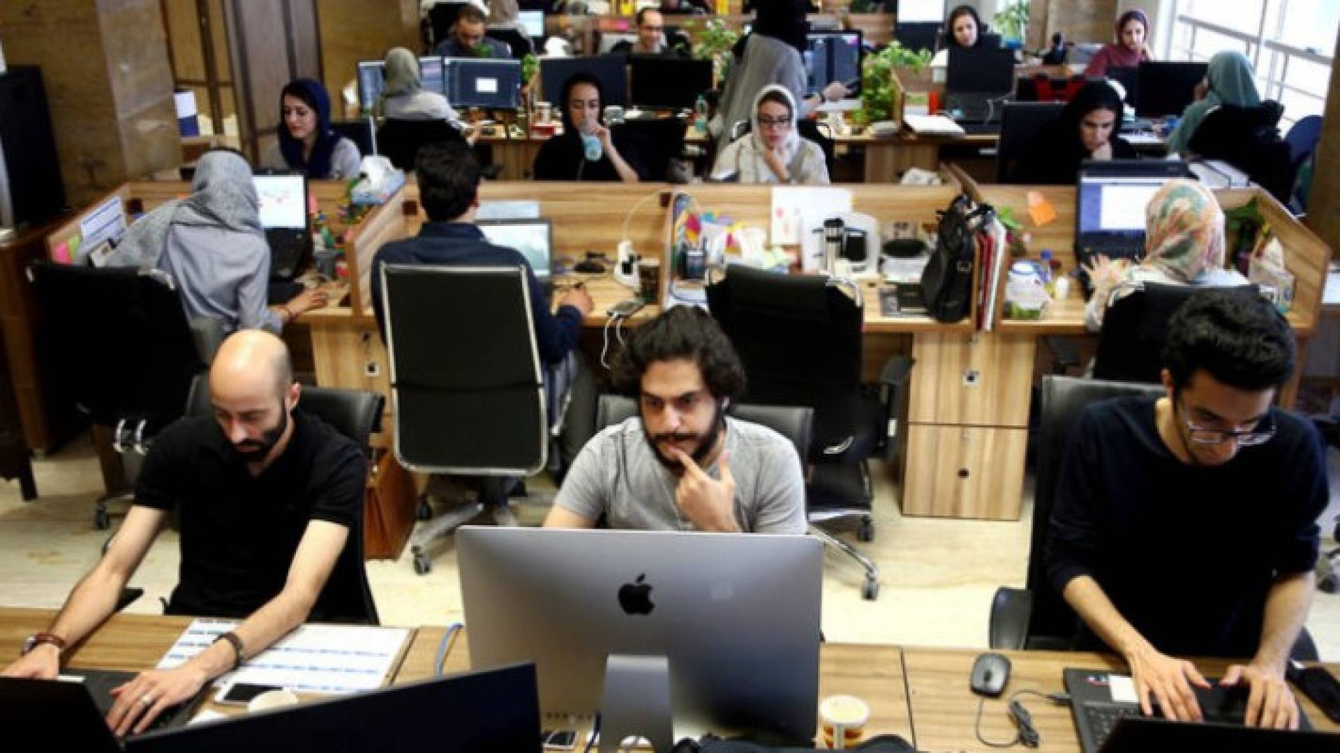 آبل تزيل تطبيقات شعبية في إيران من متجرها 