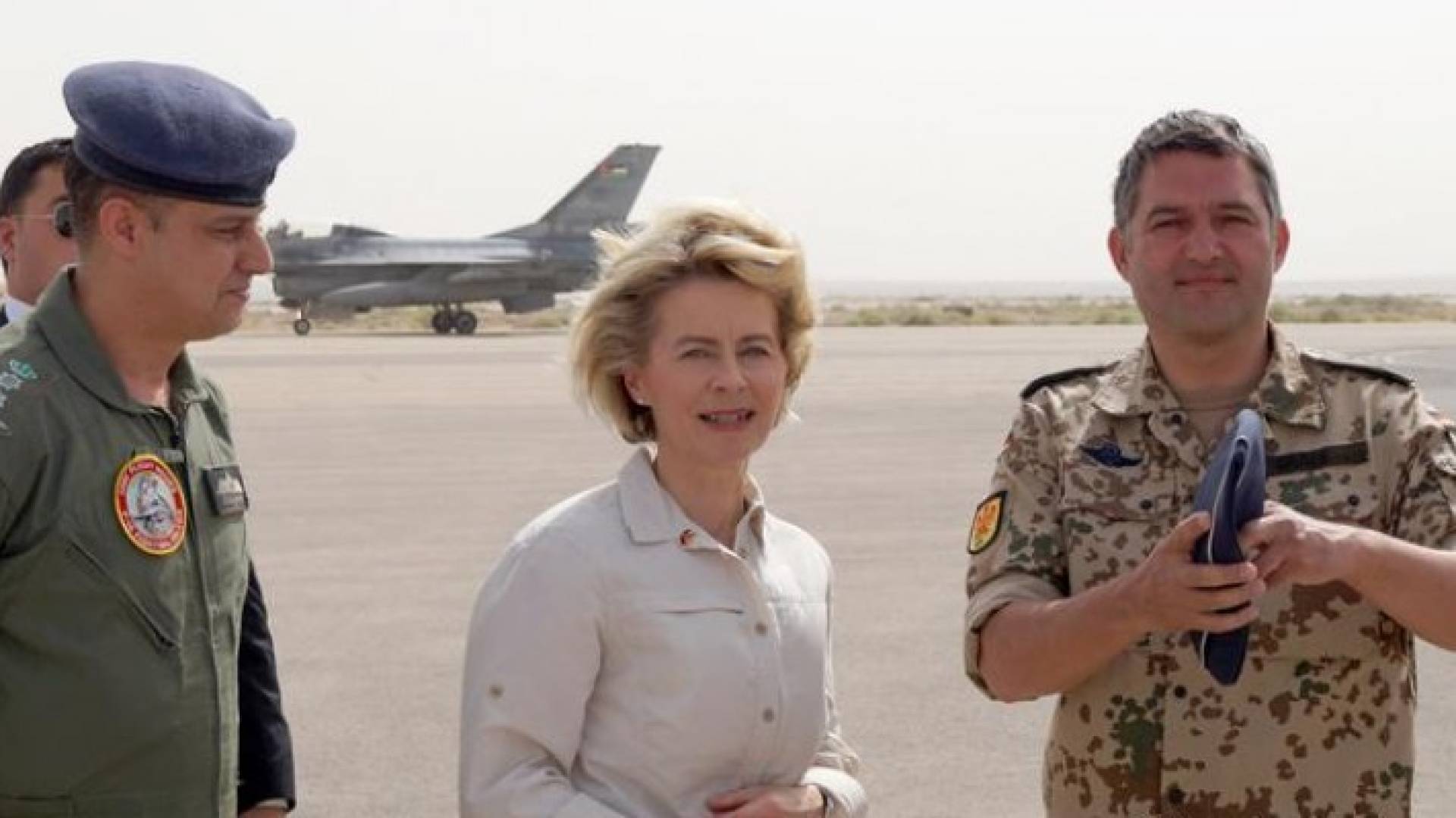 وزيرة الدفاع الألمانية أثناء زيارة لها لقاعدة الأزرق الجوية 
