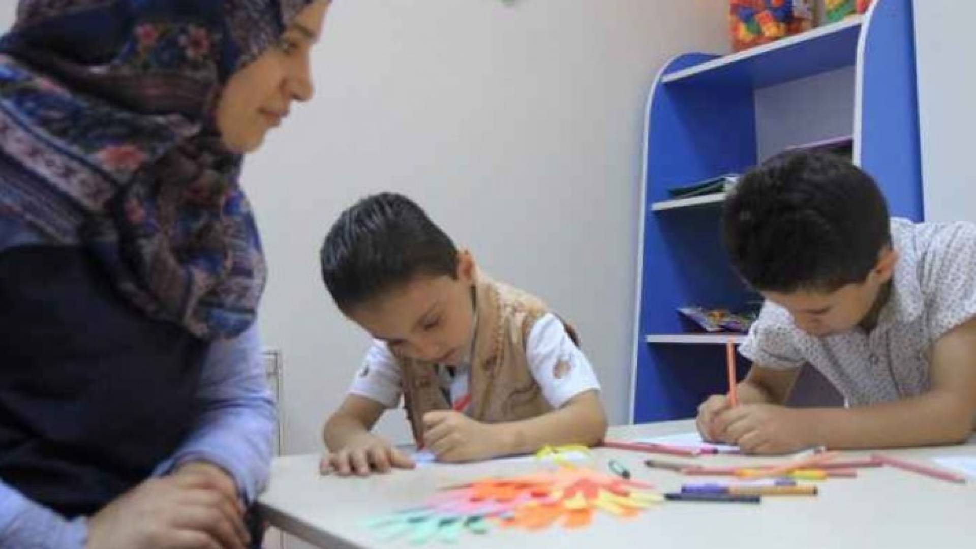 أطفال يأخذون جلسات علاج فني 