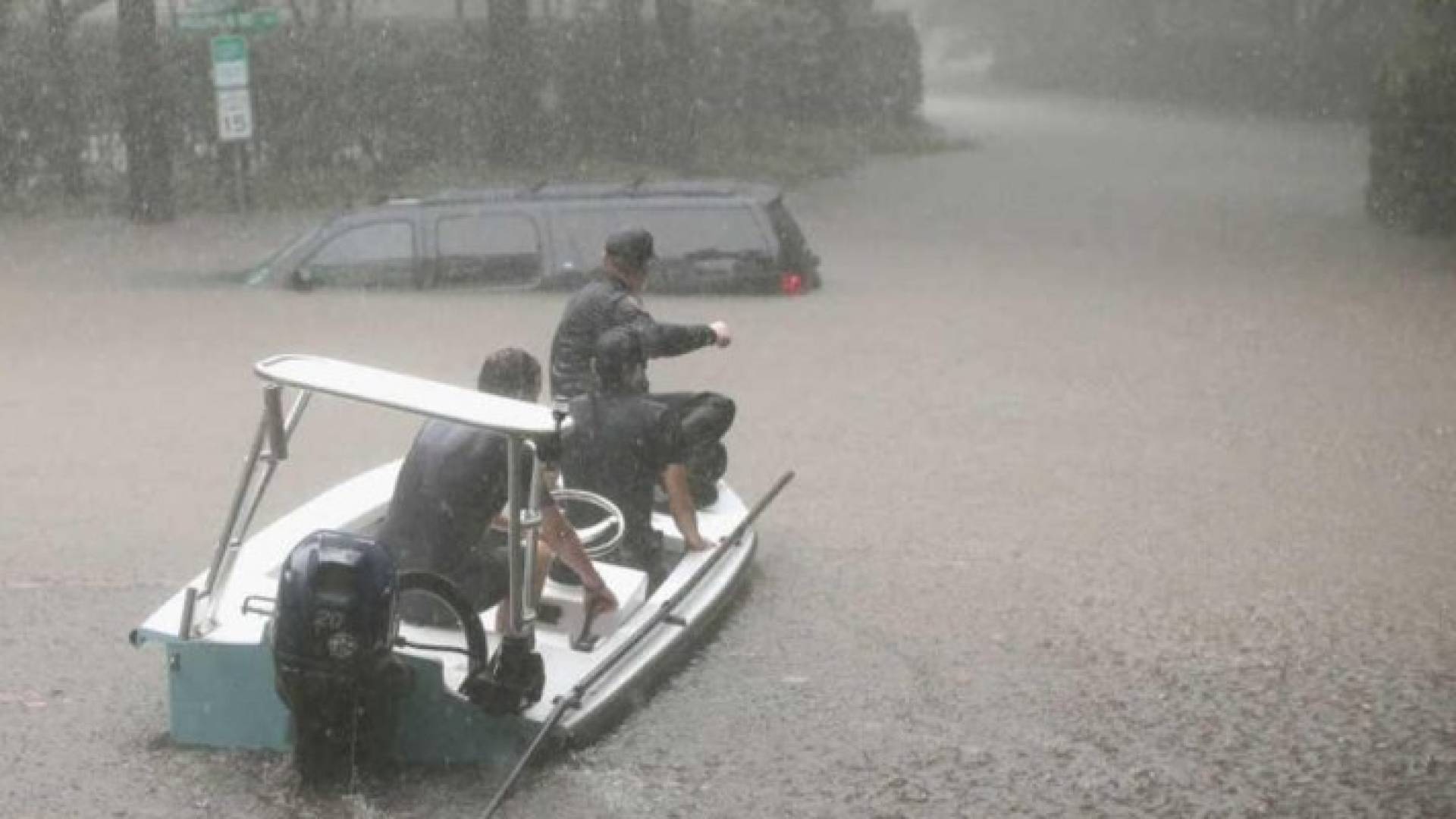 فيضانات كارثية وسيول مدمرة تجتاح هيوستن الأمريكية 