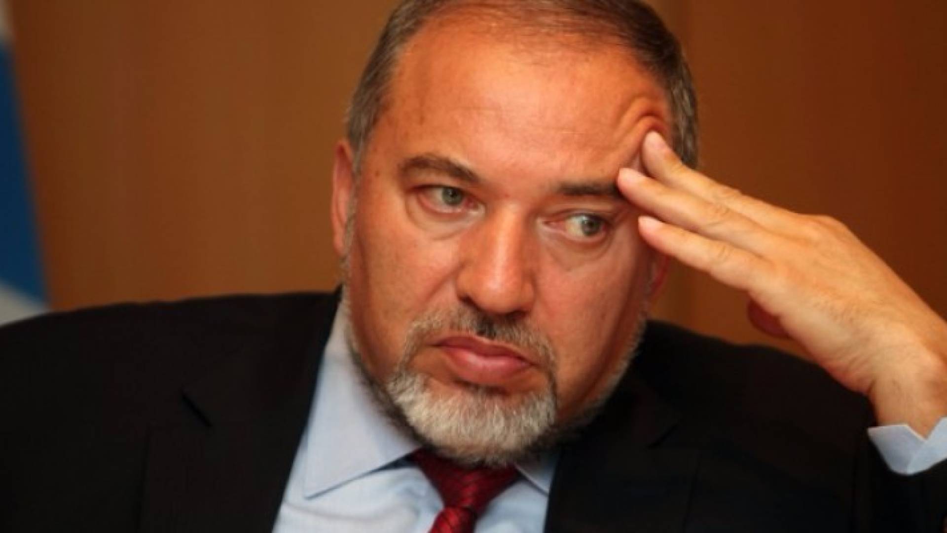 وزير  بحكومة الاحتلال ينتقد ليبرمان على خلفية صفقات التبادل