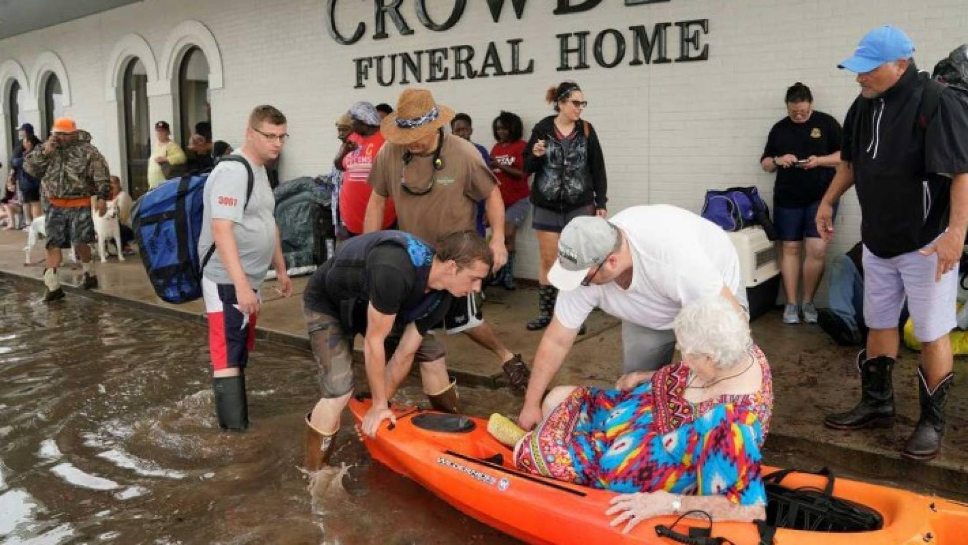 الإعصار هارفي تسبب في مقتل شخصين