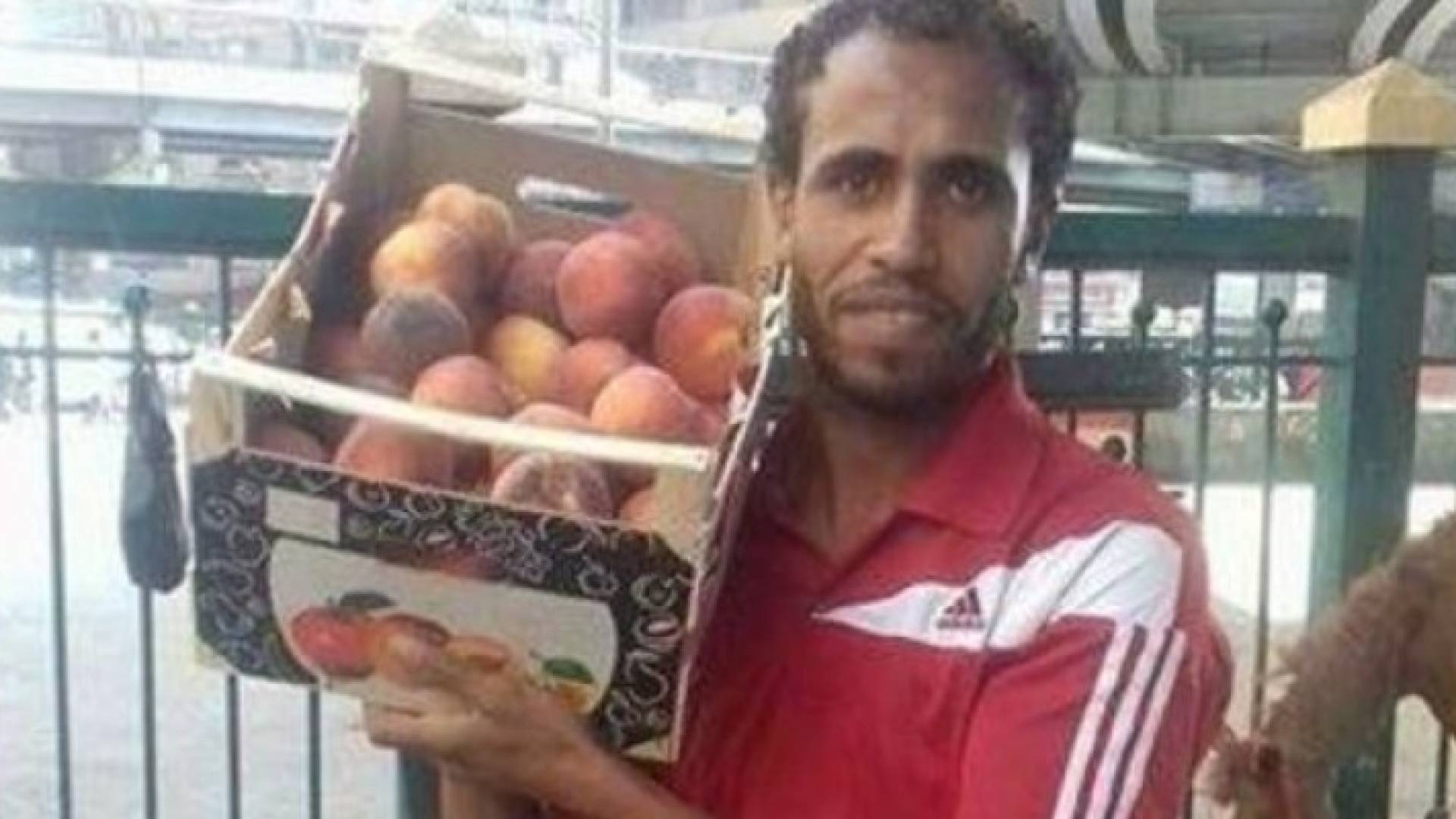 أفضل لاعب مصري بمونديال إيطاليا يبيع فاكهة
