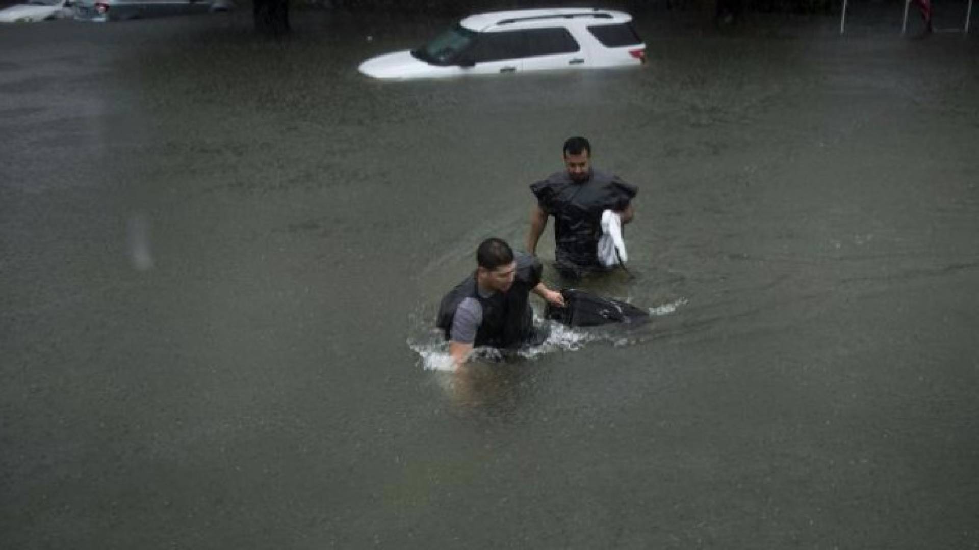 اعصار هارفي يتسبب بفيضانات كارثية في هيوستن بولاية تكساس الامريكية