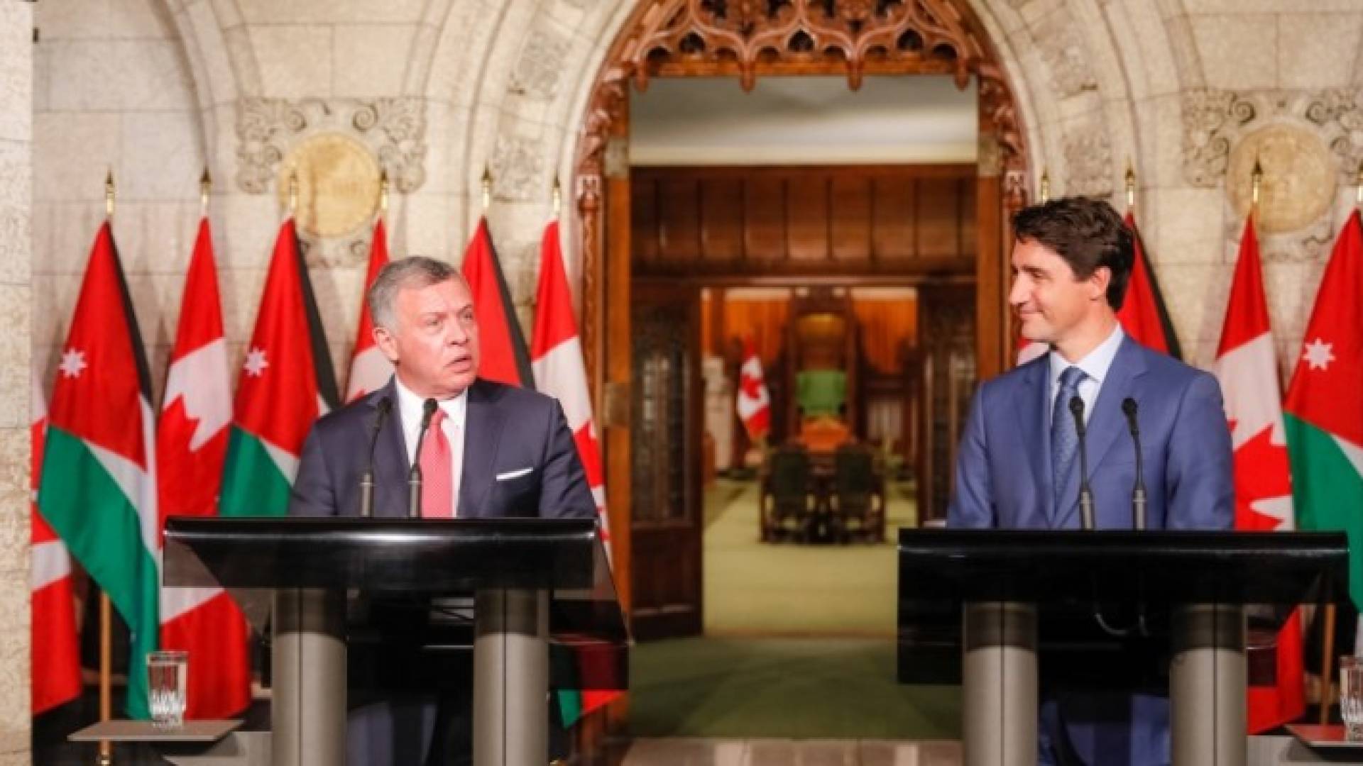 الملك يجري مباحثات مع رئيس الوزراء الكندي في أوتاوا