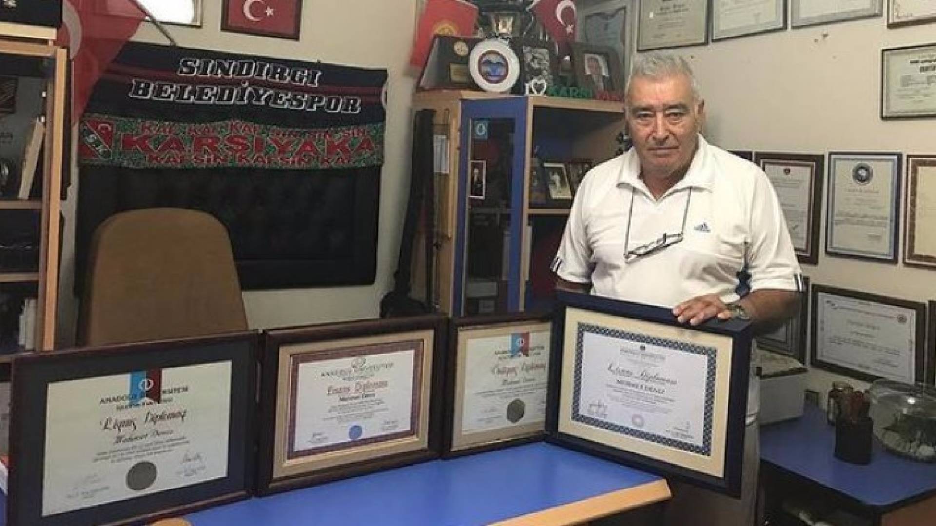 حمد دنيز" (77 عاما) لقب "الجد السوبر"