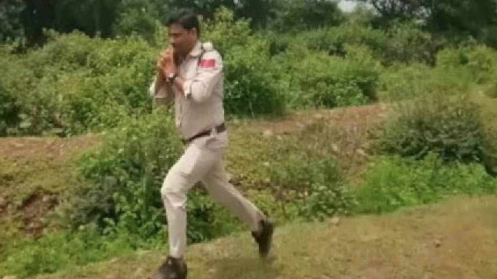 الضابط الهندي حاملا القنبلة بكلتا يديه