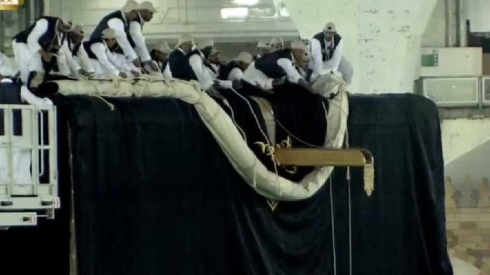 الكعبة المشرفة تلبس الحرير والذهب