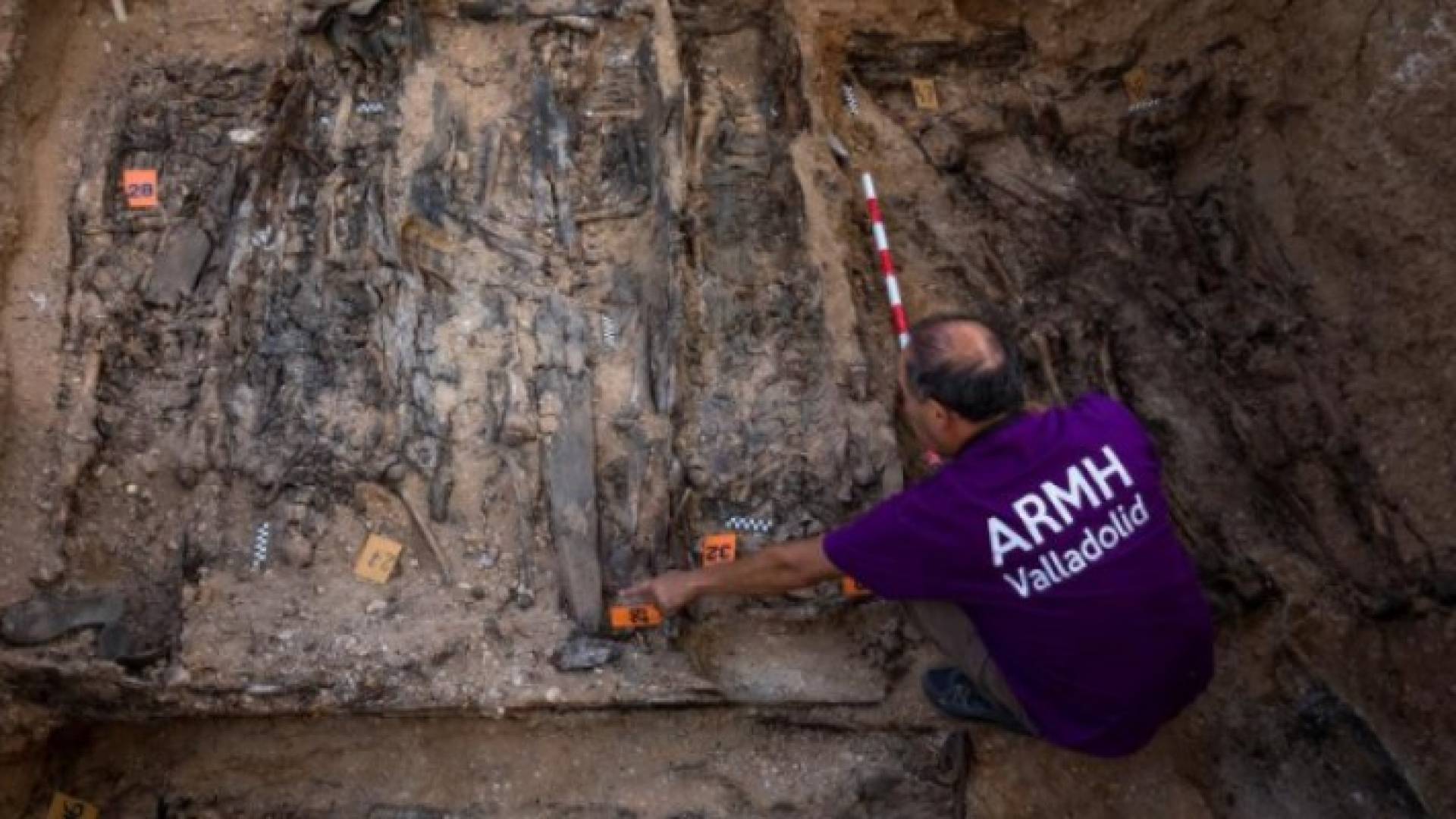 أعمال الحفر في مقبرة محلية بوسط إسبانيا لانتشال جثث من مقابر جماعية لضحايا الحرب الأهلية في إسبانيا 