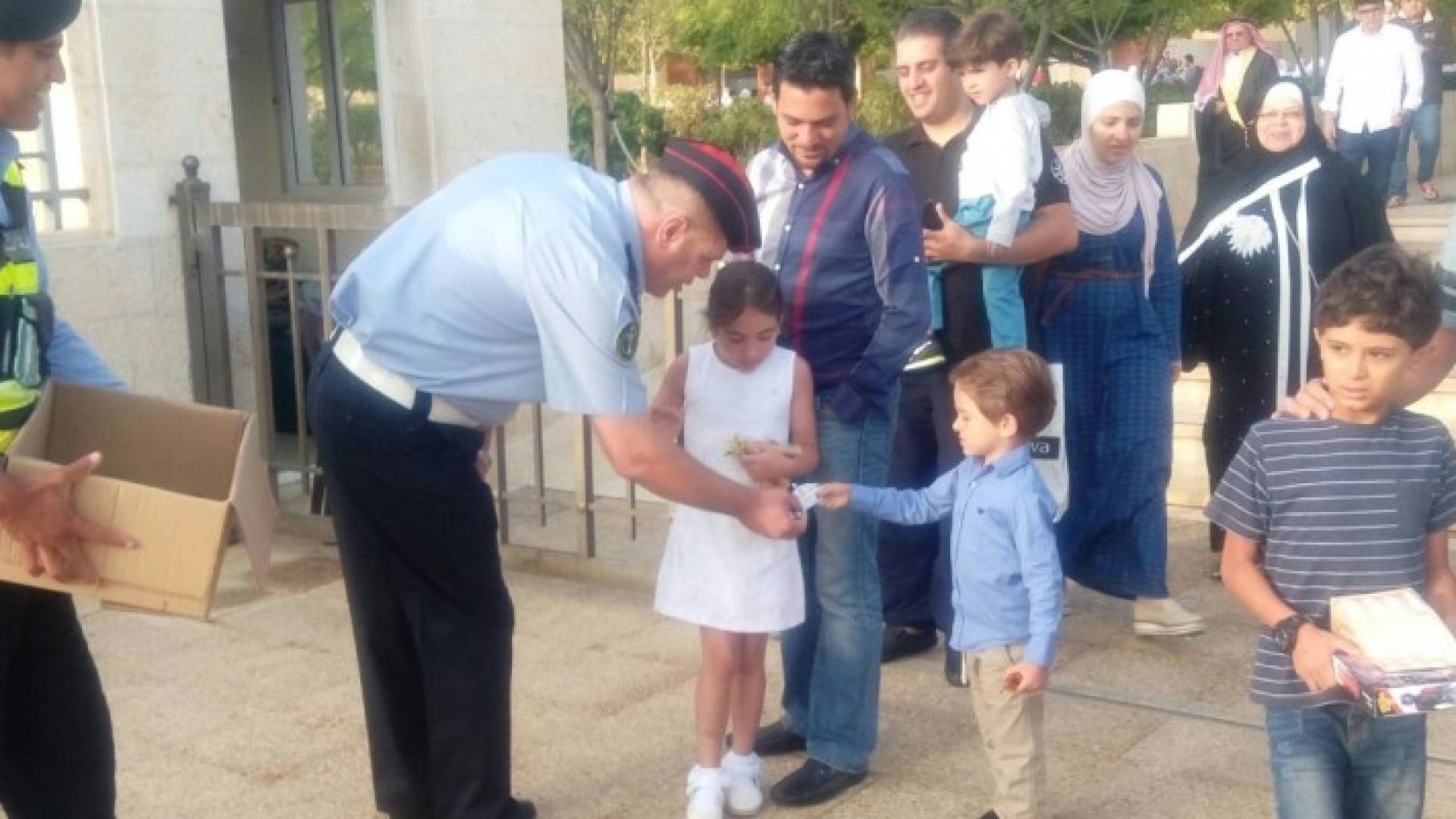 قسم السير يوزع الحلوى بمناسبة العيد