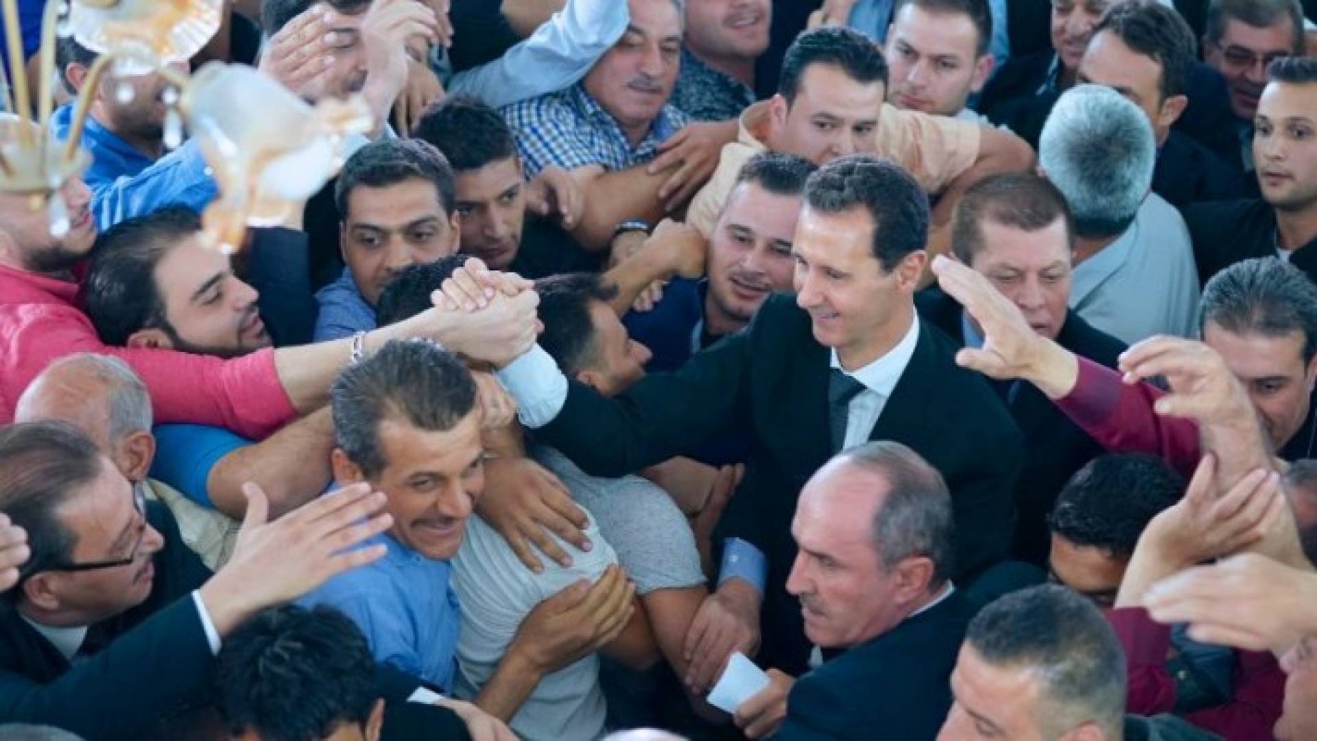 الأسد يؤدي صلاة العيد قرب جيب انسحبت منه تنظيم داعش 