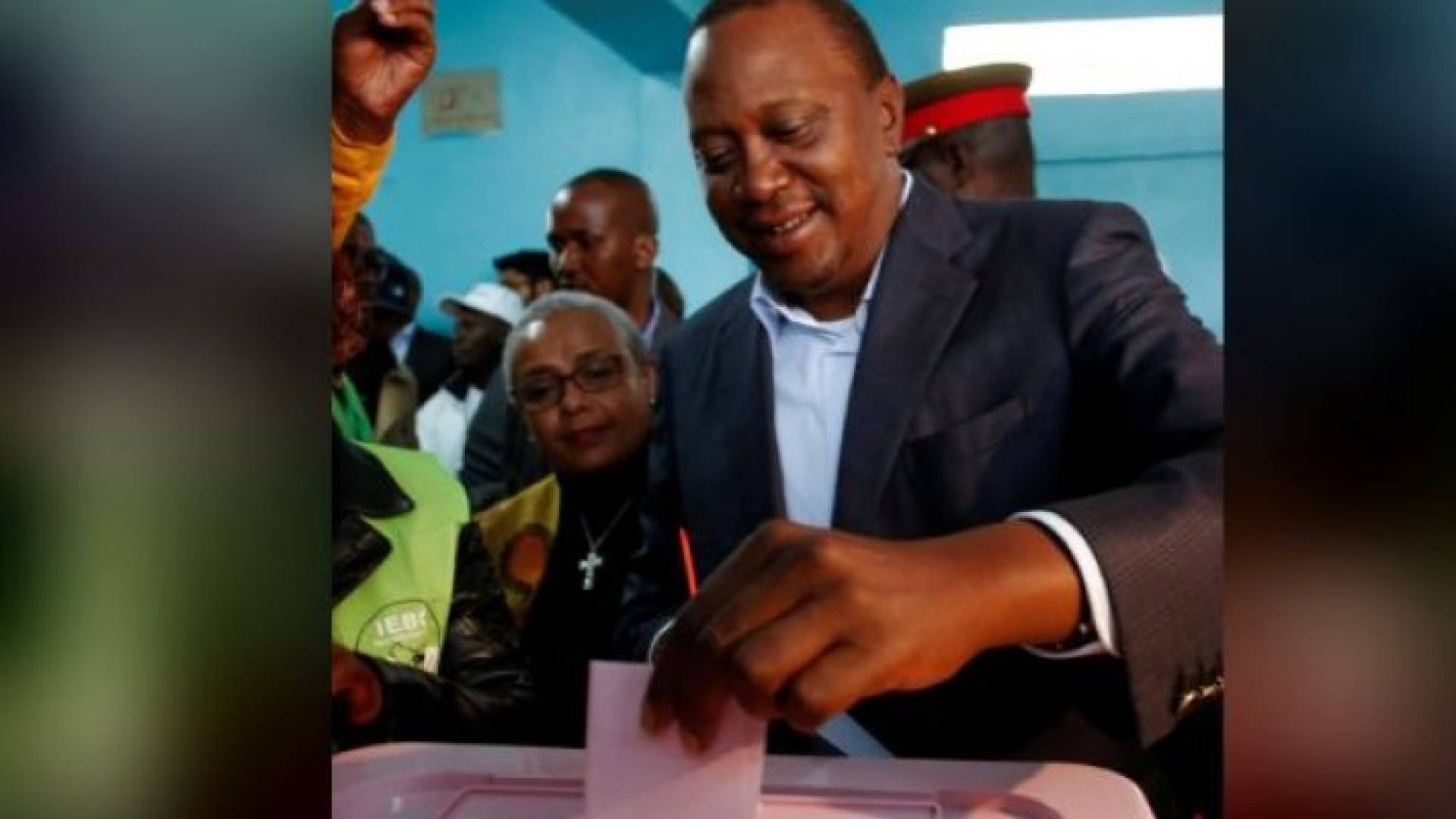 الرئيس الكيني أوهورو كينياتا يدلي بصوته في الانتخابات