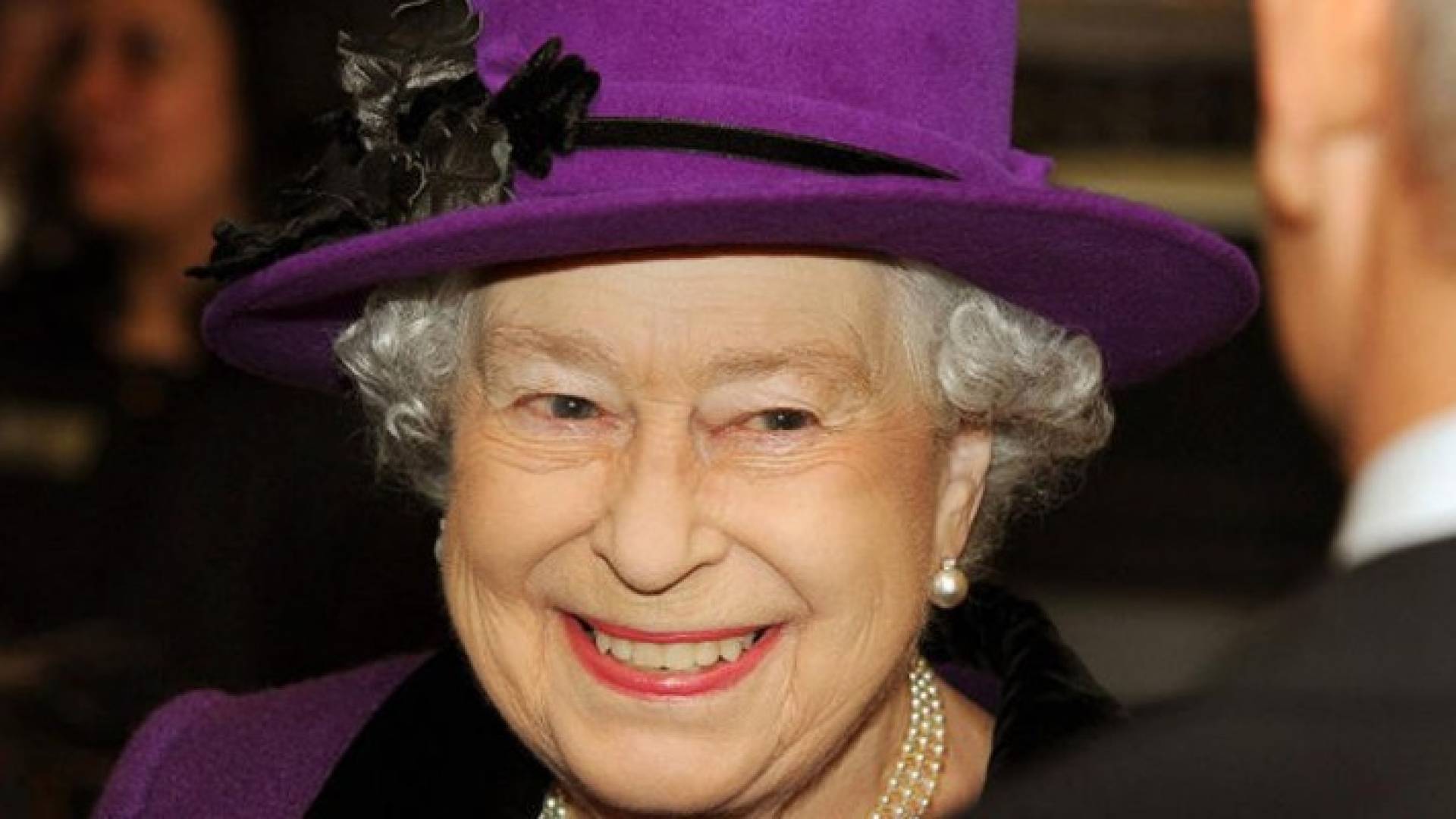 صورة للملكة إليزابيث برداء أرجواني
