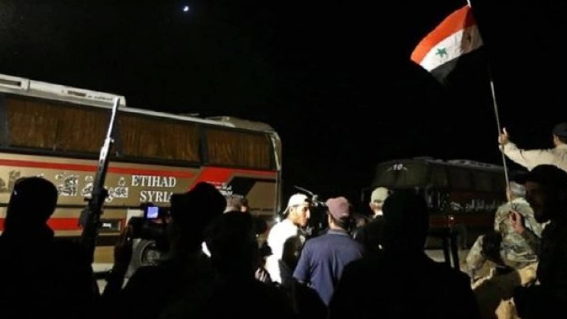 حافلات تقل عناصر من داعش