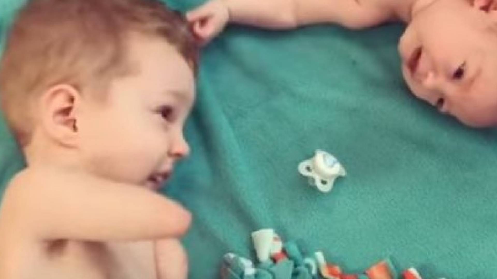 الطفل يساعد أخاه