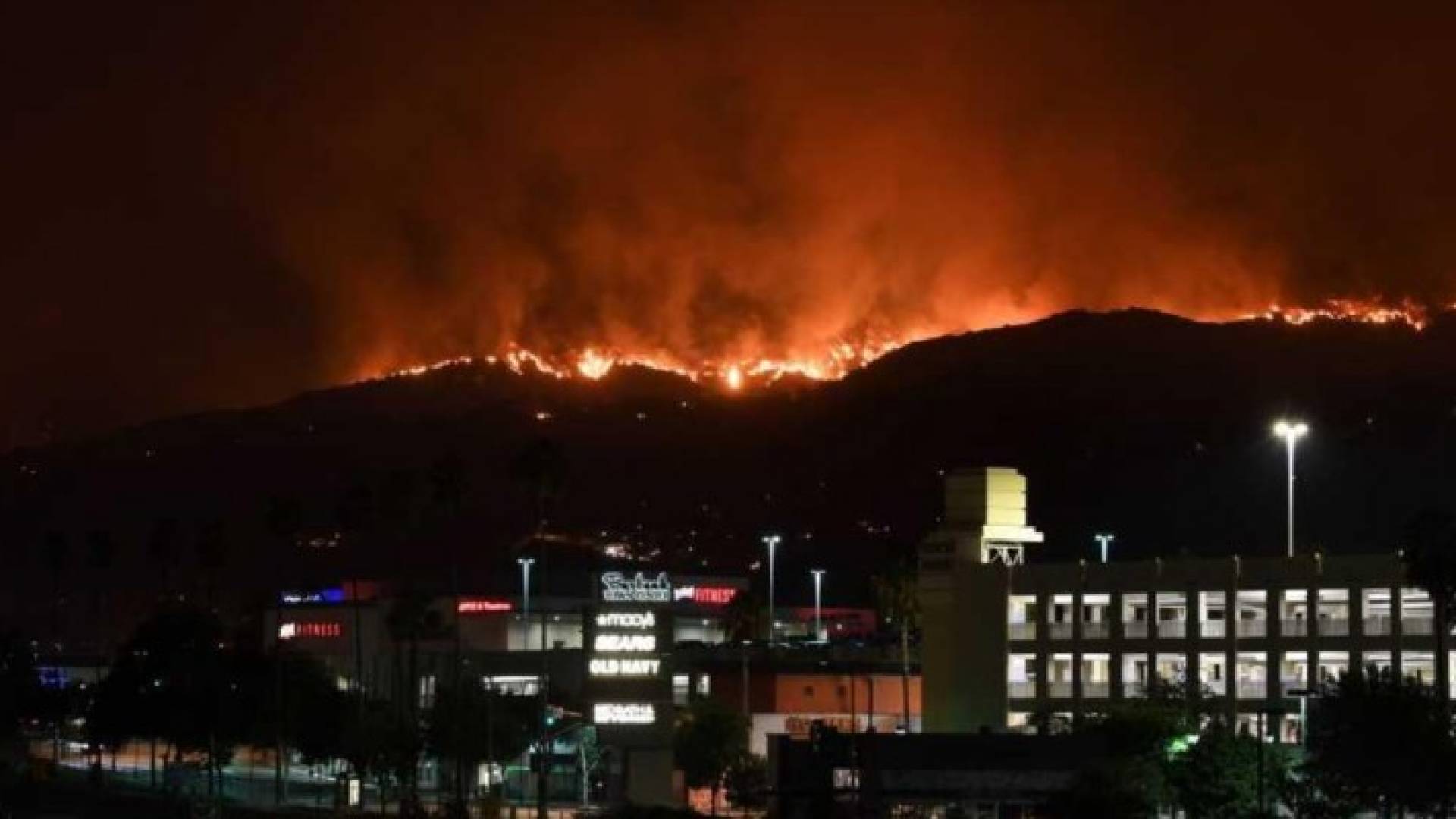 حرائق هائلة تلتهم غابات لوس أنجليس وإخلاء مئات المنازل