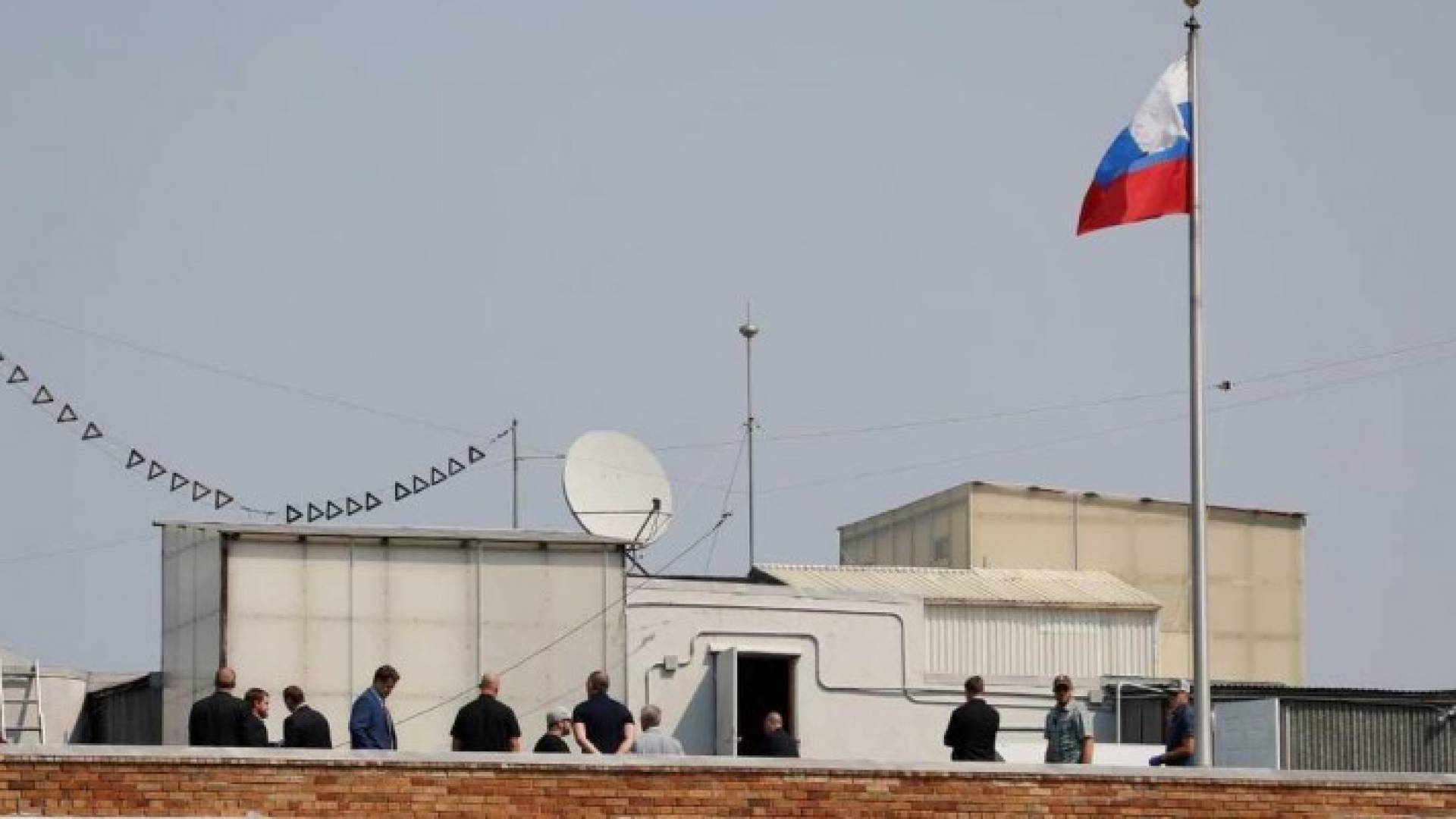 لروس يخلون مقار دبلوماسية ويحرقون وثائق حساسة