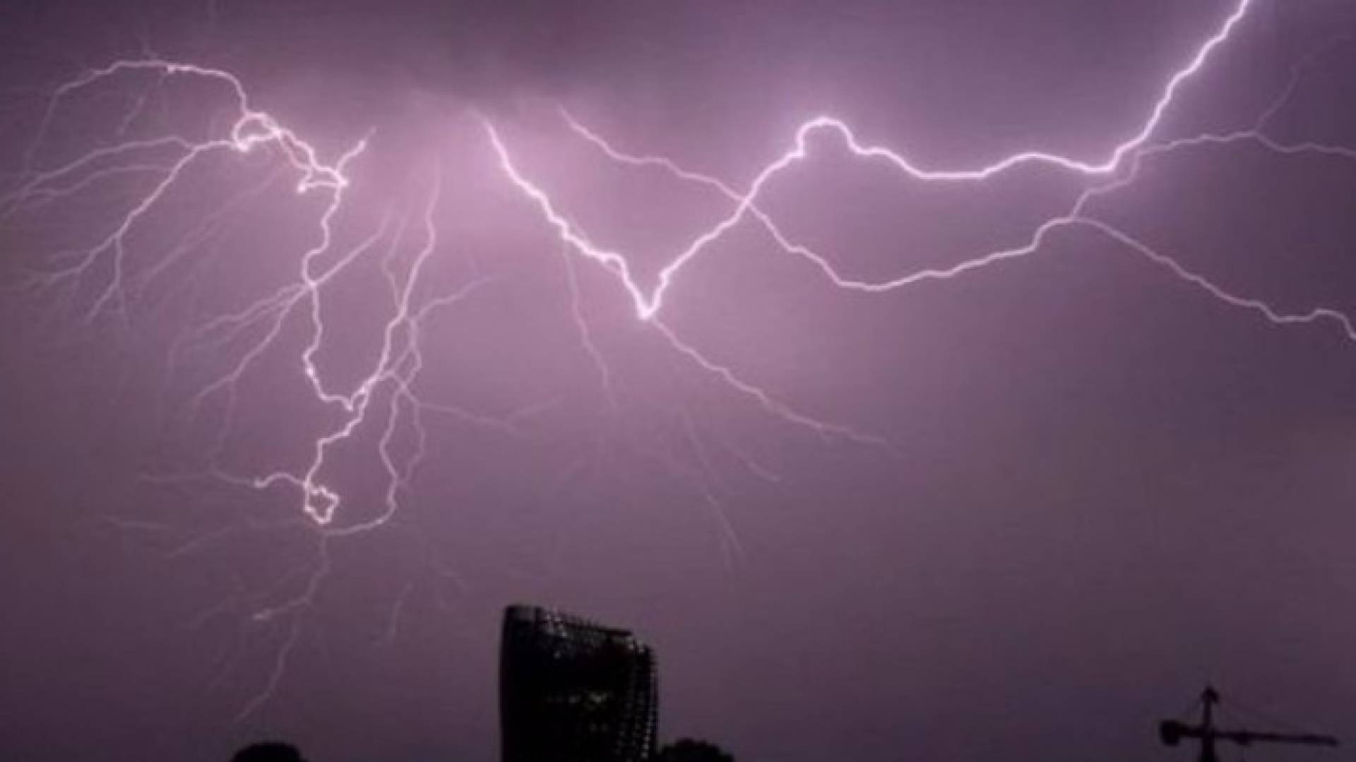 إصابة 15 في ضربات البرق لمهرجان موسيقي بفرنسا